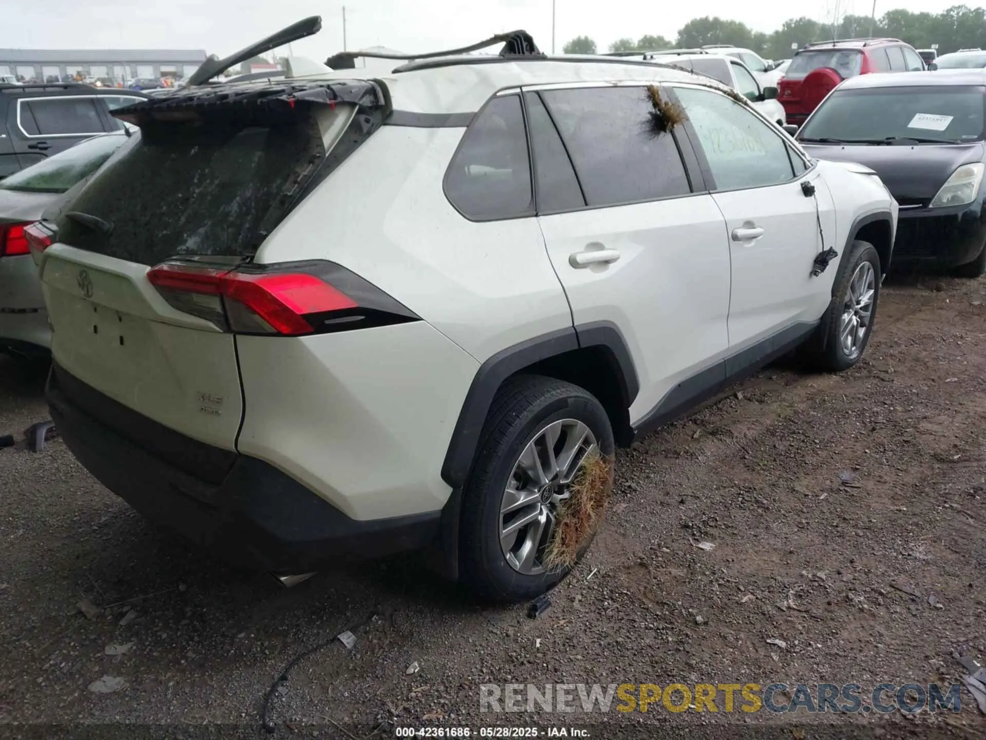 4 Photograph of a damaged car 2T3A1RFV1NW312419 TOYOTA RAV4 2022