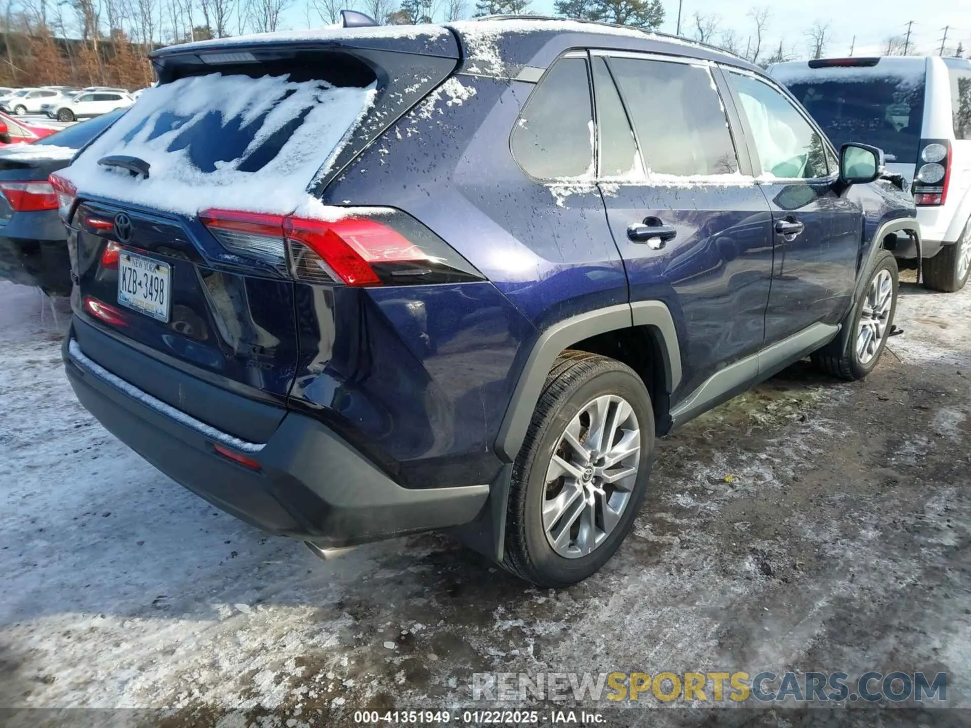 4 Photograph of a damaged car 2T3A1RFV3NW302152 TOYOTA RAV4 2022