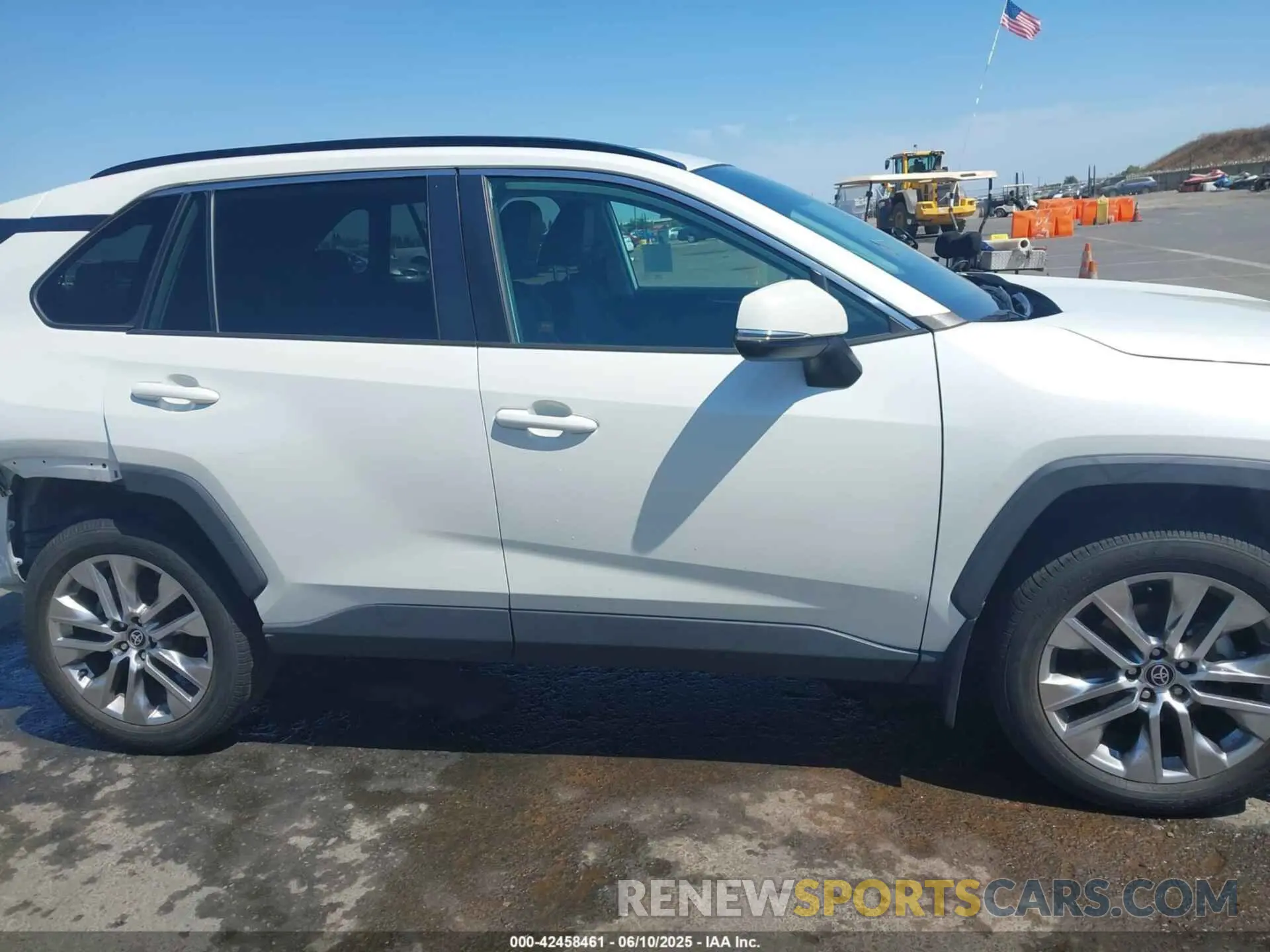 14 Photograph of a damaged car 2T3A1RFV5NW254749 TOYOTA RAV4 2022