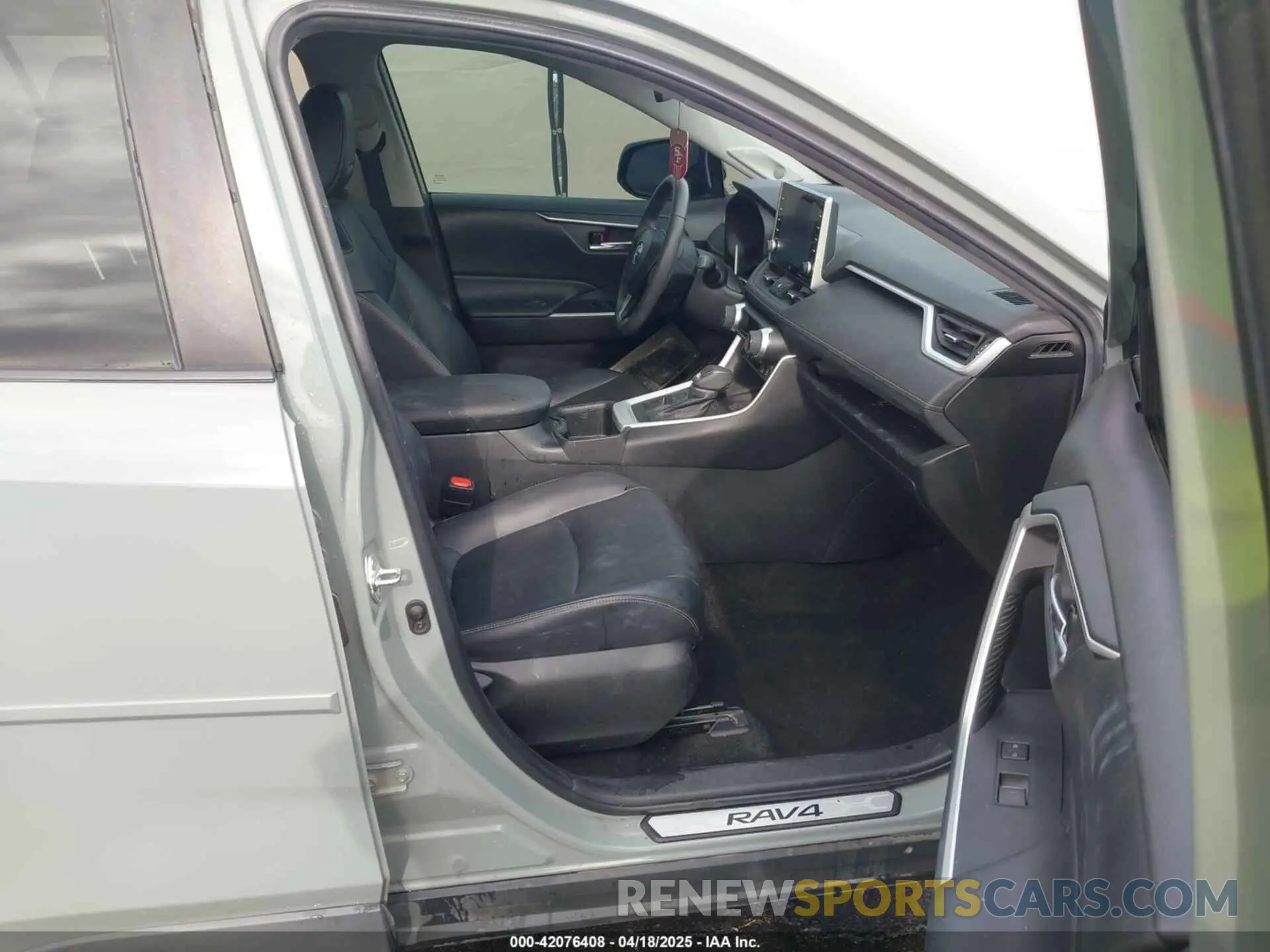 5 Photograph of a damaged car 2T3A1RFV7NW256681 TOYOTA RAV4 2022