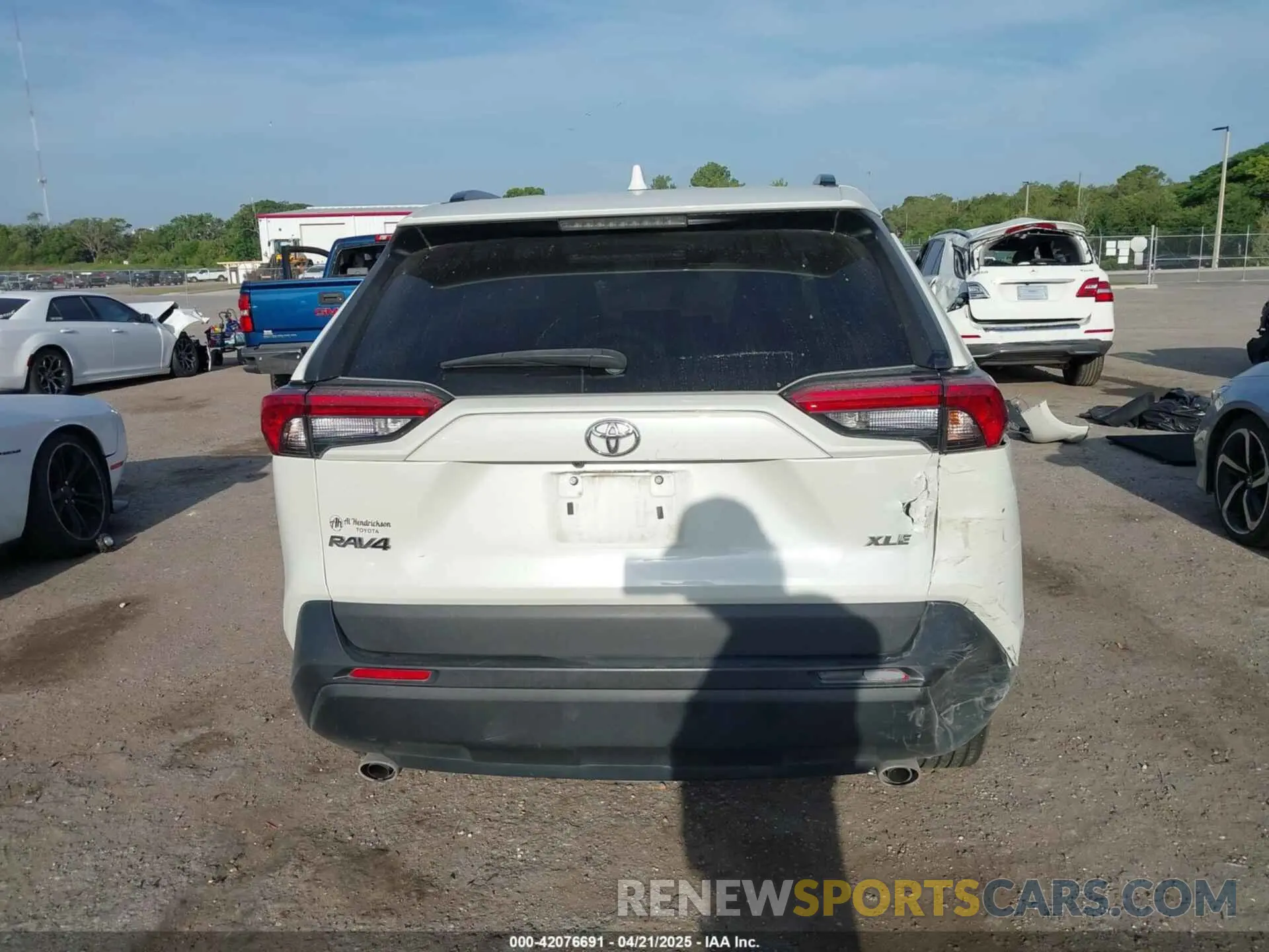 16 Photograph of a damaged car 2T3C1RFV1NW235608 TOYOTA RAV4 2022