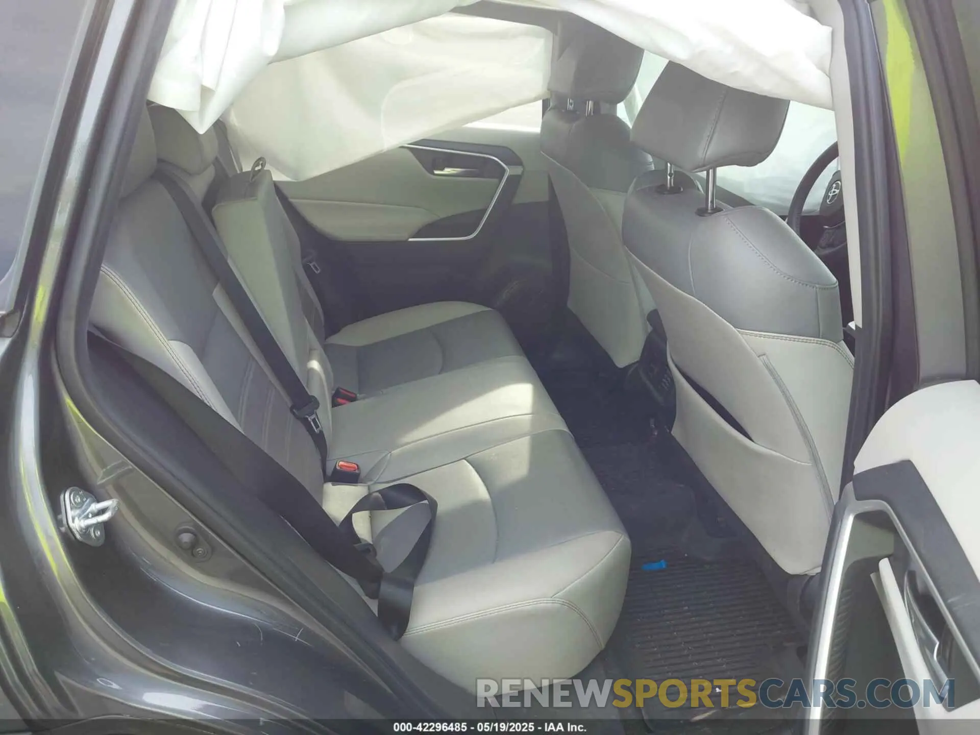 8 Photograph of a damaged car 2T3C1RFV3NC186168 TOYOTA RAV4 2022