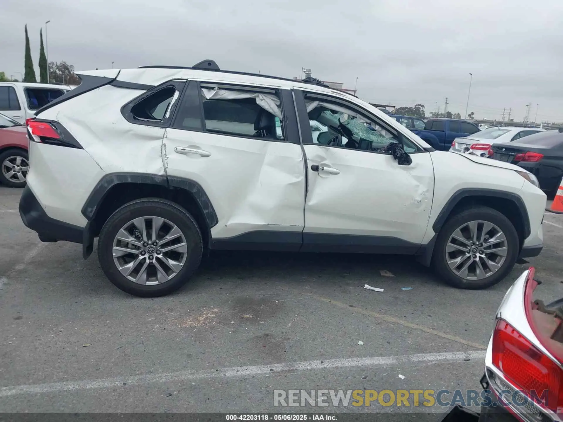 13 Photograph of a damaged car 2T3C1RFVXNW236286 TOYOTA RAV4 2022