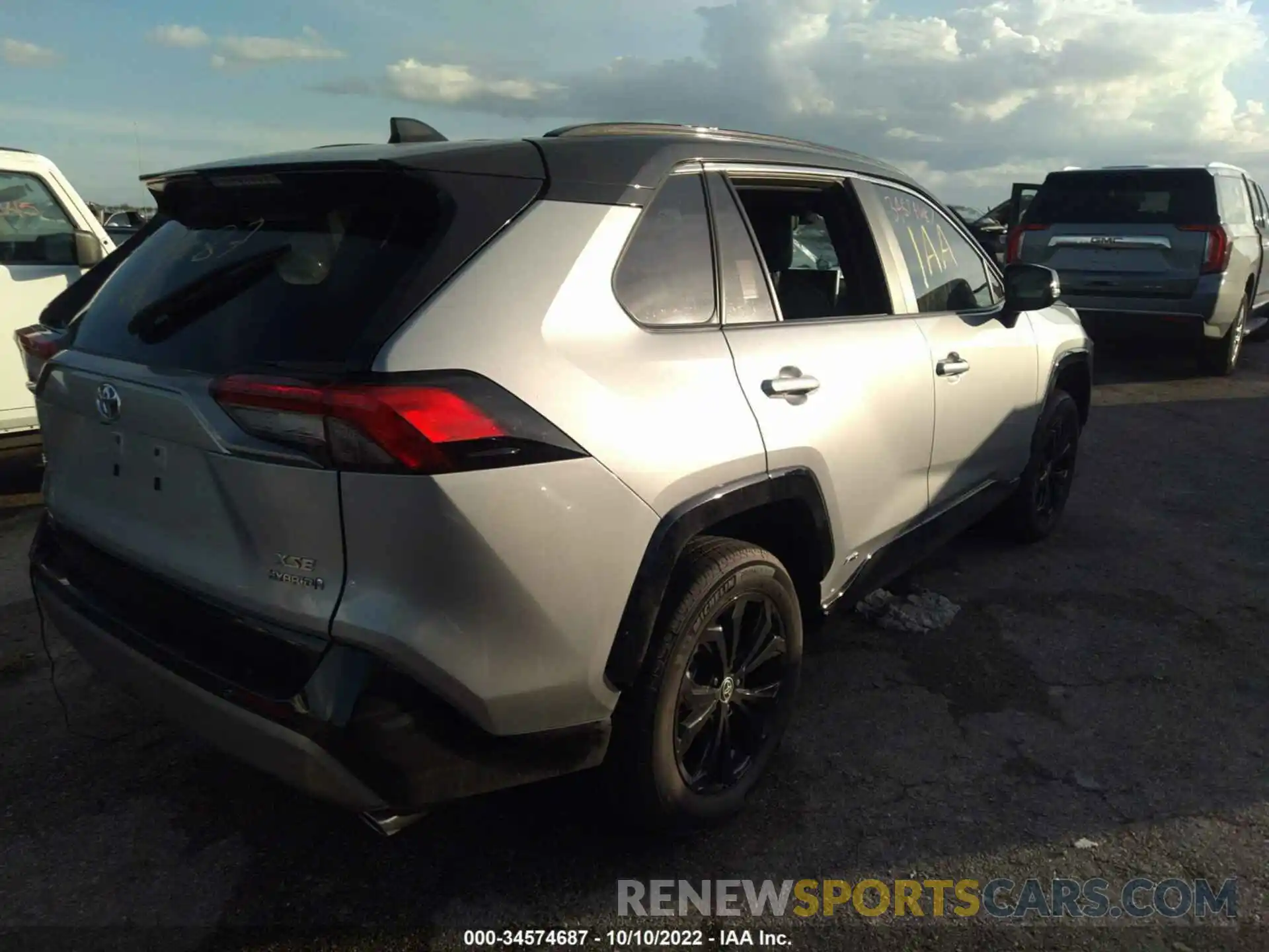 4 Photograph of a damaged car 2T3E6RFV1NW034558 TOYOTA RAV4 2022