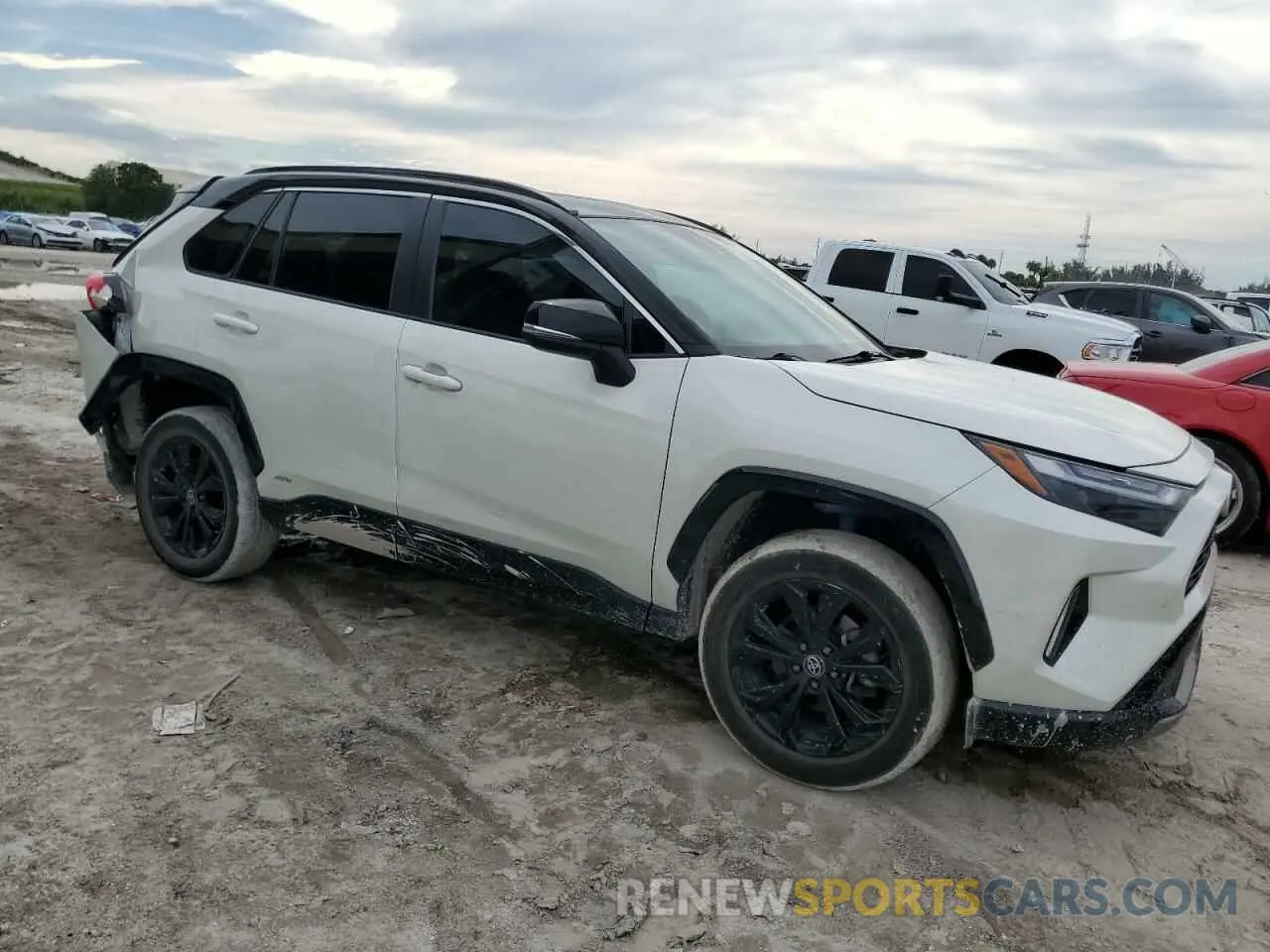 4 Photograph of a damaged car 2T3E6RFV6NW037682 TOYOTA RAV4 2022