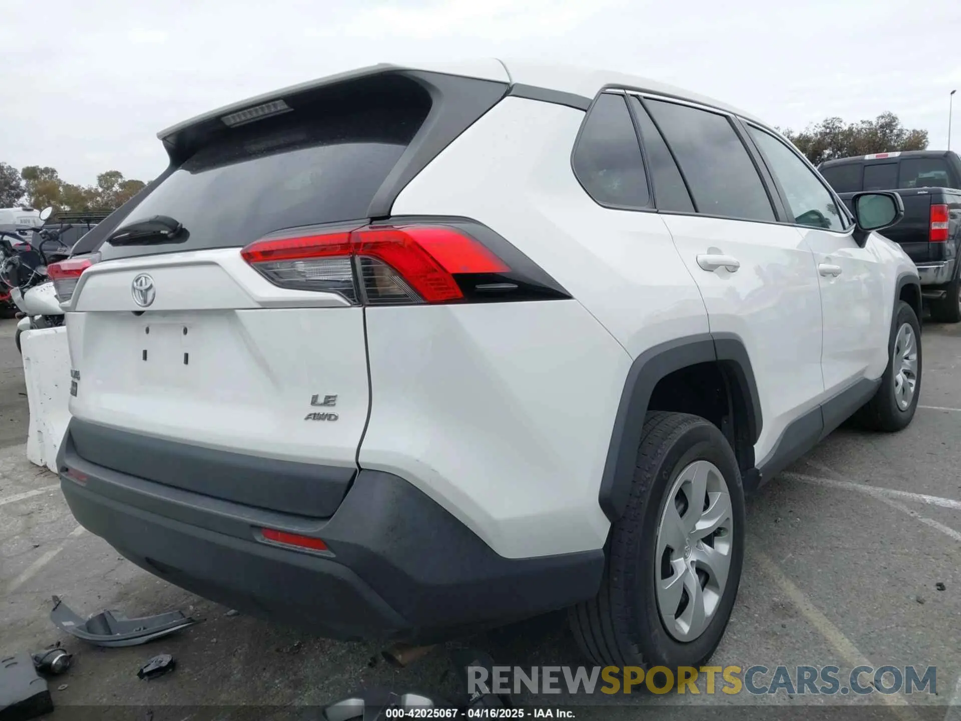 4 Photograph of a damaged car 2T3F1RFV0NW267396 TOYOTA RAV4 2022