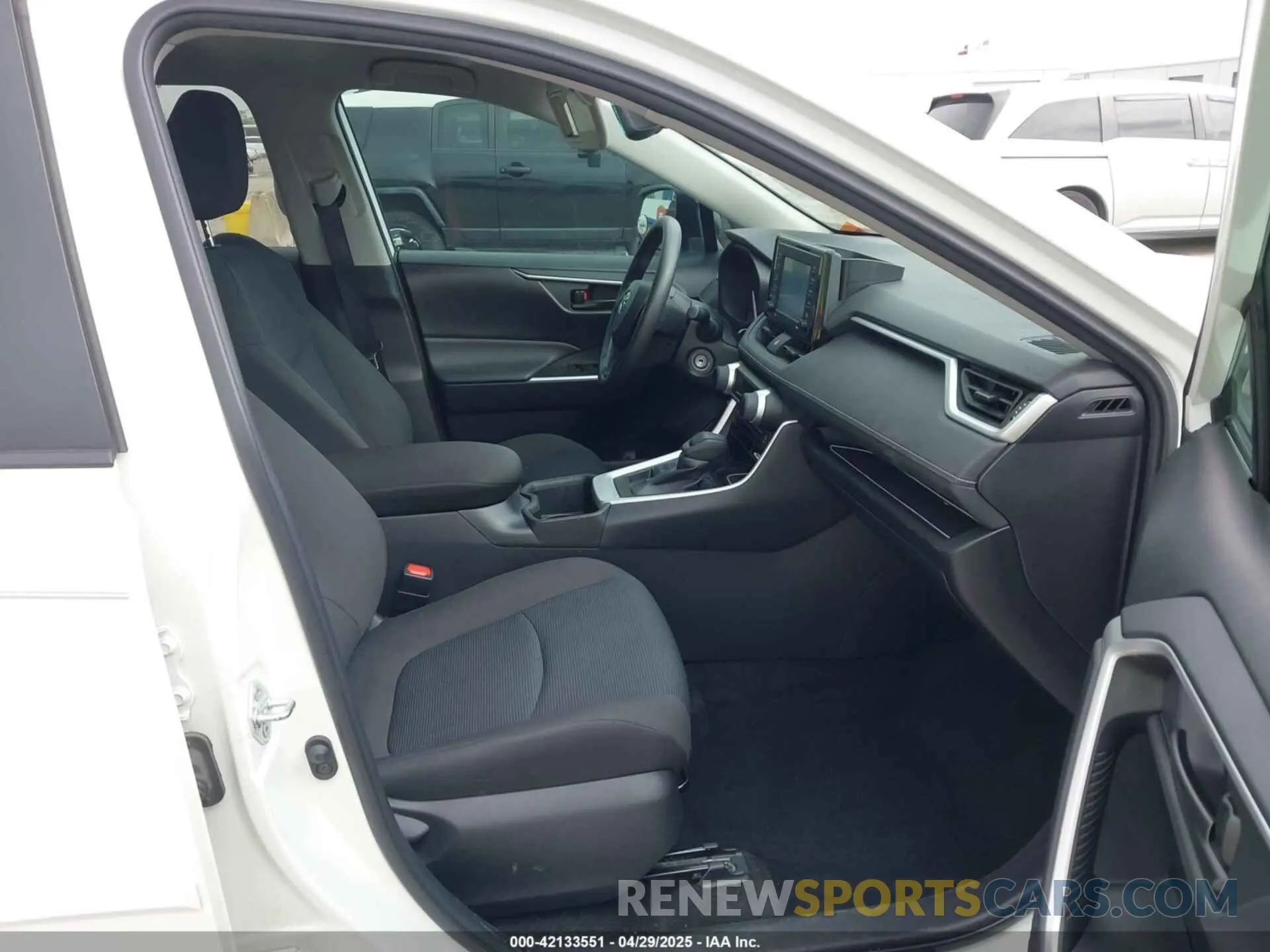 5 Photograph of a damaged car 2T3F1RFV5NC311314 TOYOTA RAV4 2022