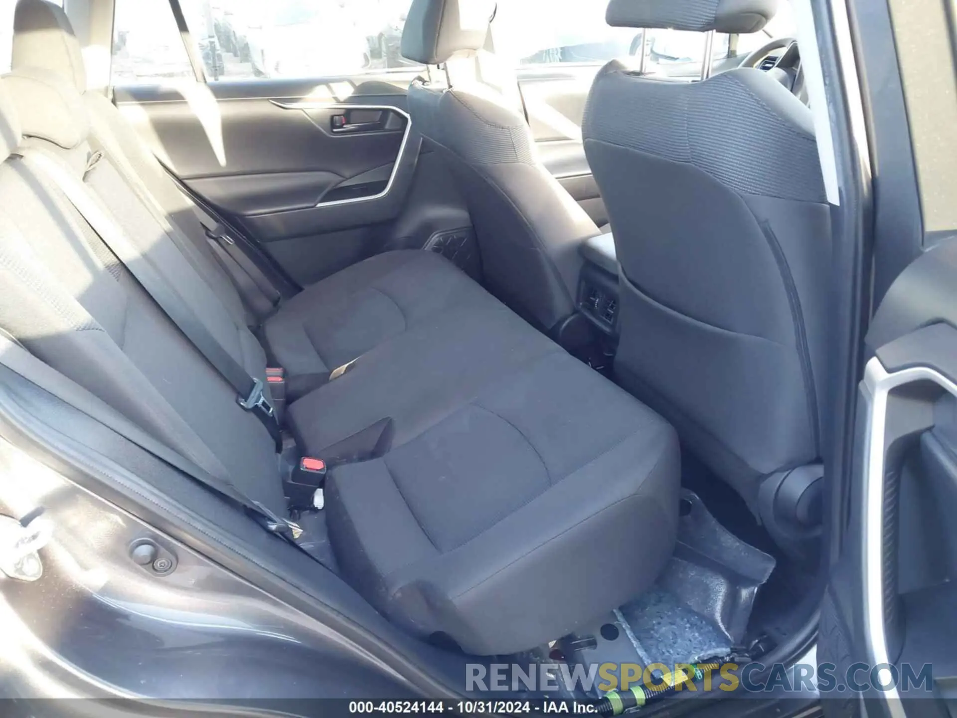 8 Photograph of a damaged car 2T3H1RFV0NC178017 TOYOTA RAV4 2022