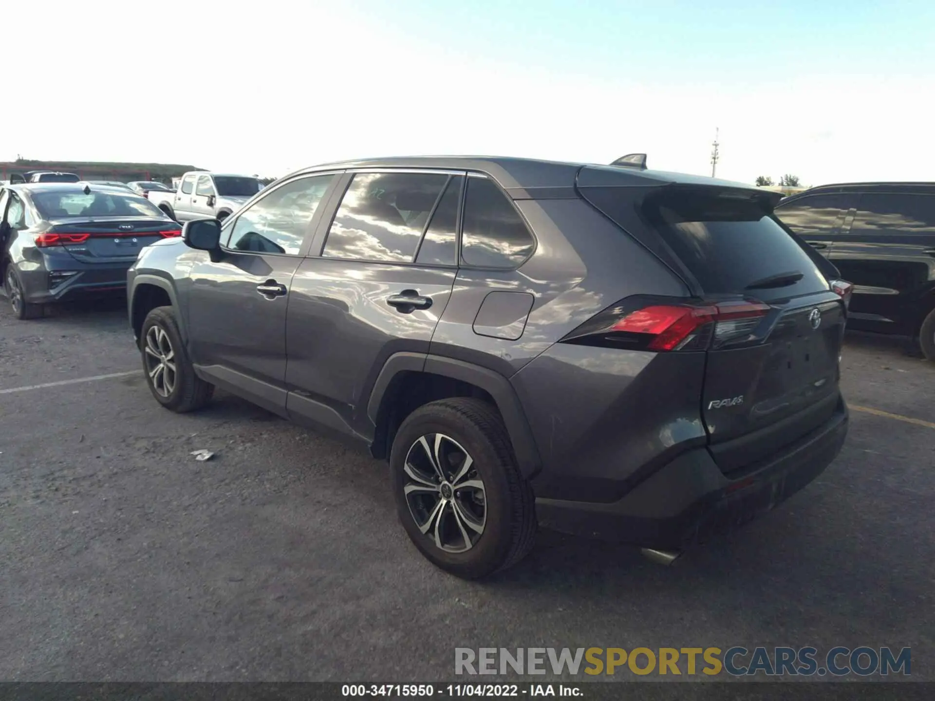 3 Photograph of a damaged car 2T3H1RFV0NC182617 TOYOTA RAV4 2022