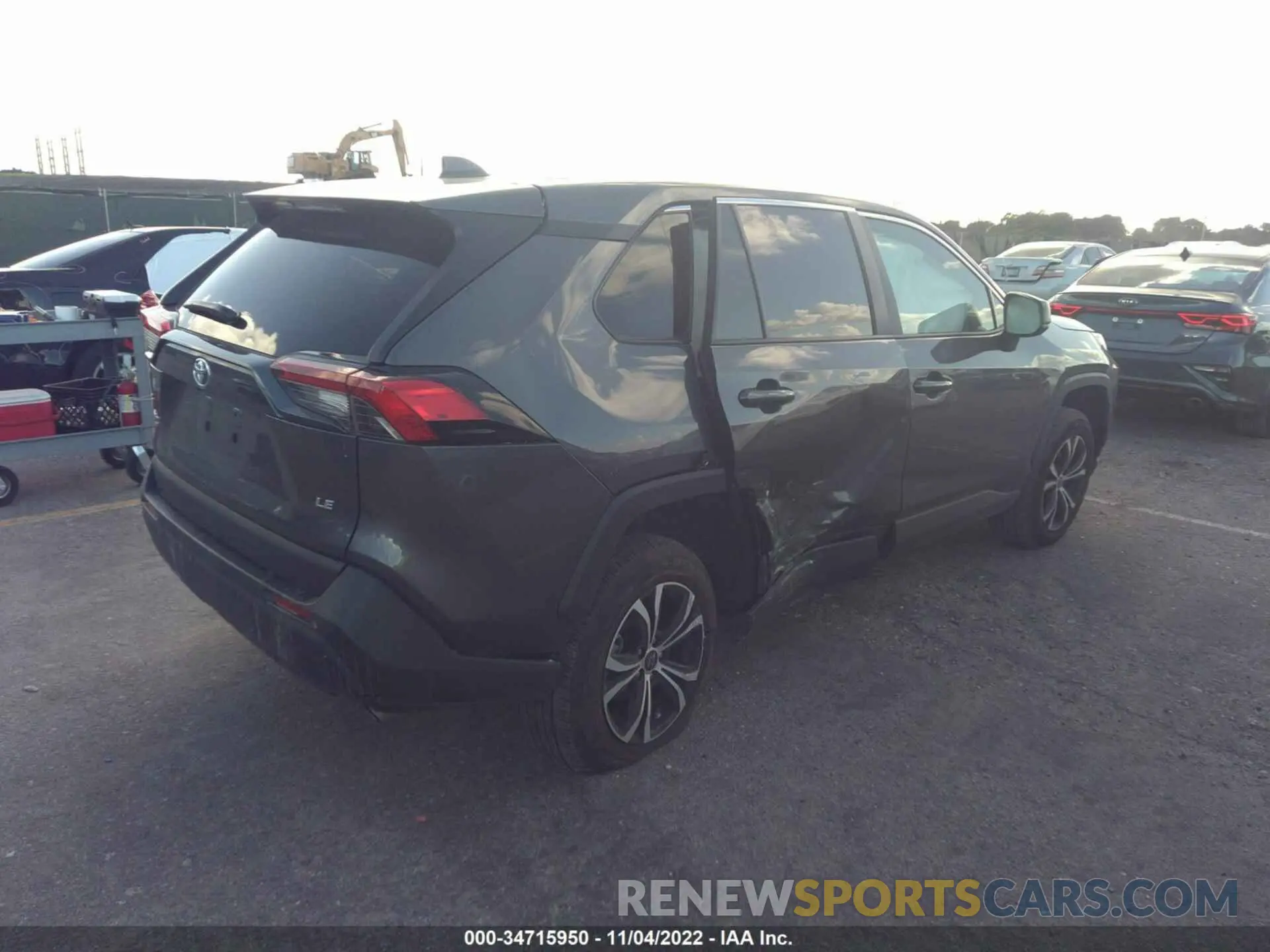 4 Photograph of a damaged car 2T3H1RFV0NC182617 TOYOTA RAV4 2022