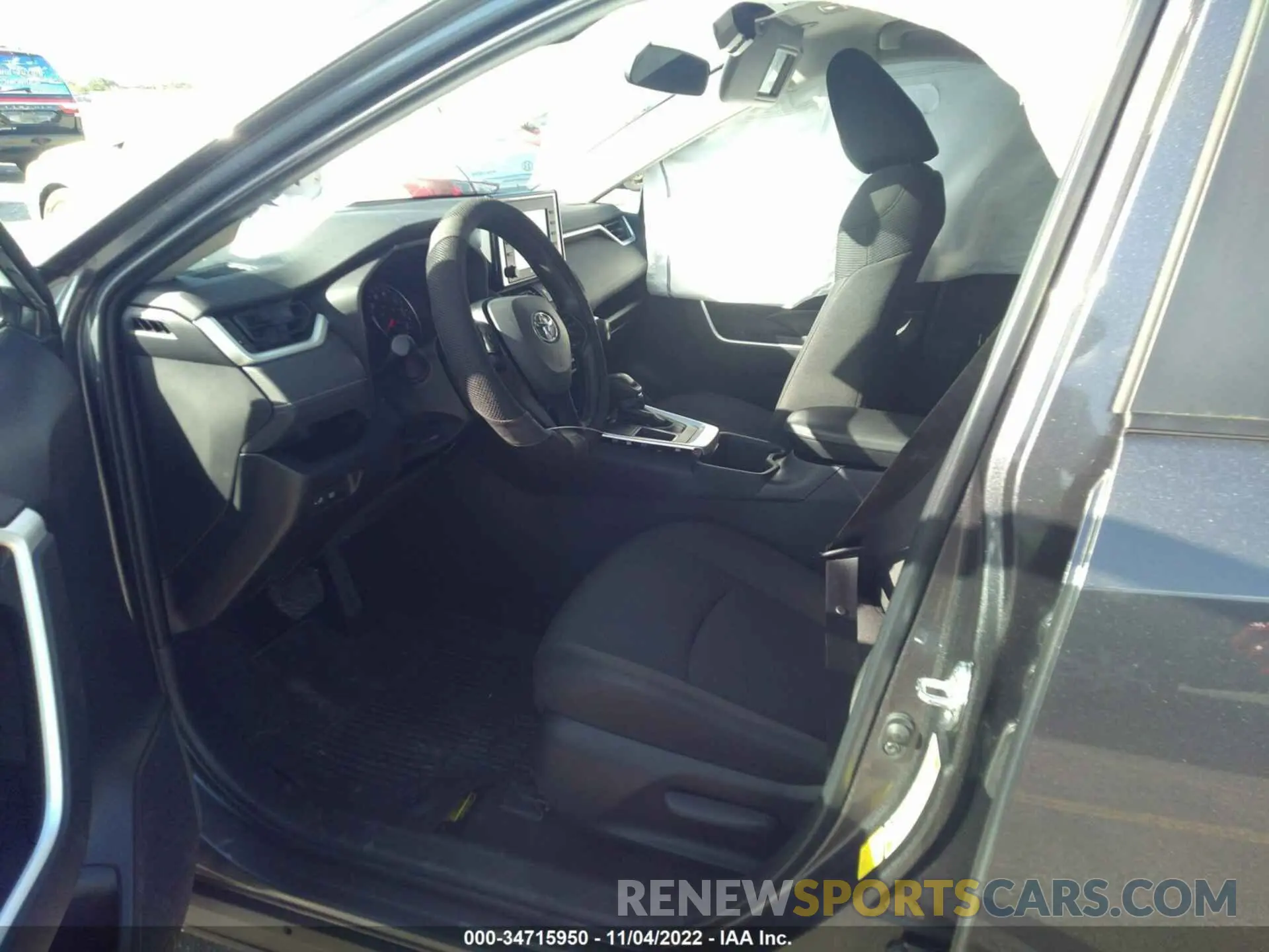 5 Photograph of a damaged car 2T3H1RFV0NC182617 TOYOTA RAV4 2022