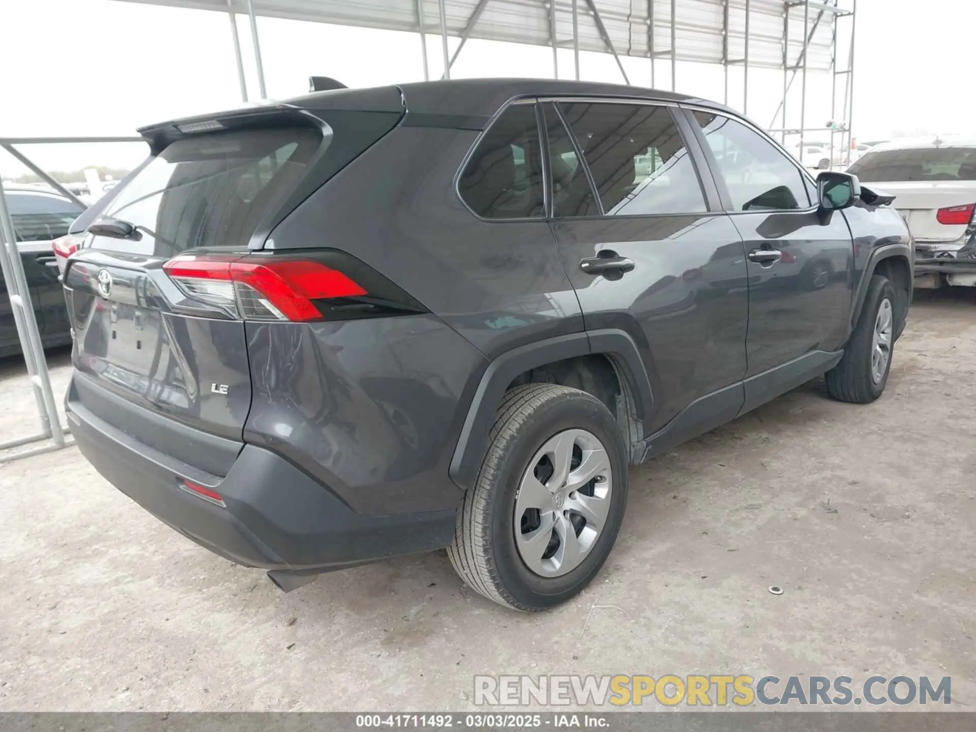 4 Photograph of a damaged car 2T3H1RFV0NW212570 TOYOTA RAV4 2022