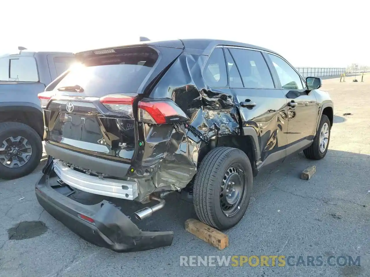 4 Photograph of a damaged car 2T3H1RFV1NC197725 TOYOTA RAV4 2022