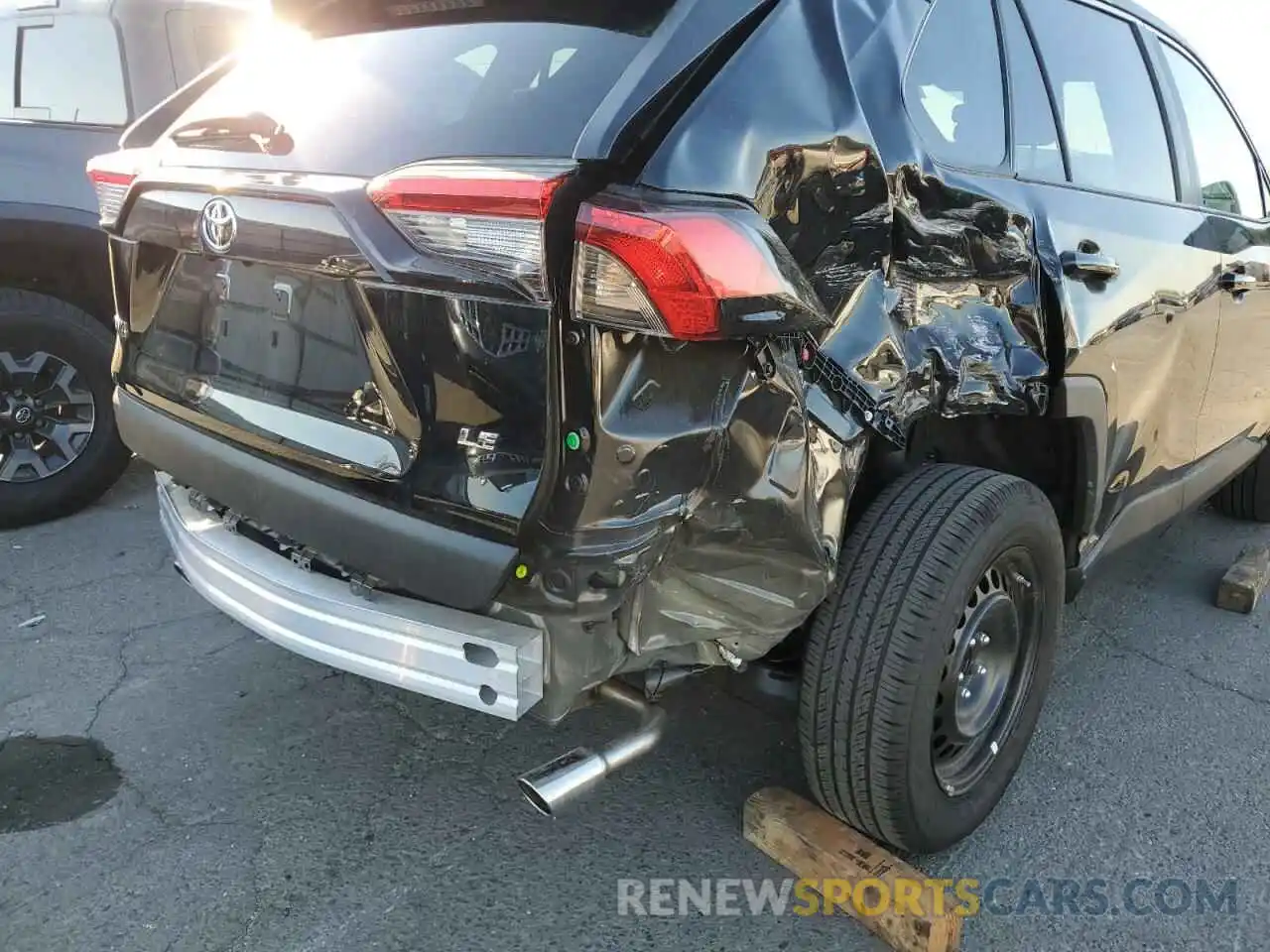 9 Photograph of a damaged car 2T3H1RFV1NC197725 TOYOTA RAV4 2022