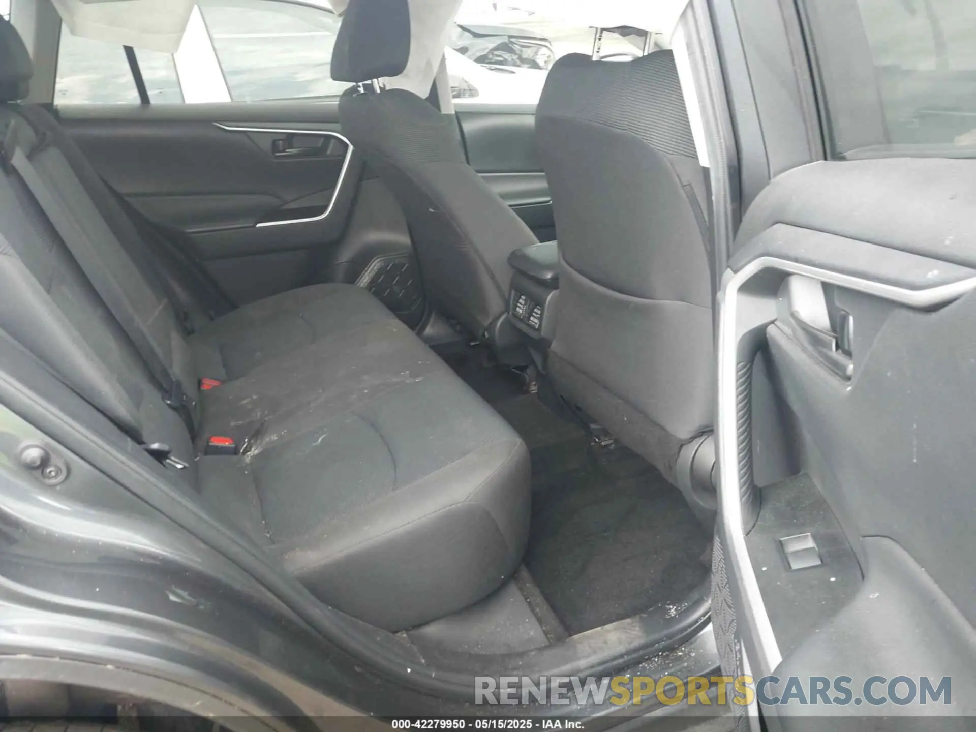 8 Photograph of a damaged car 2T3H1RFV1NW233167 TOYOTA RAV4 2022