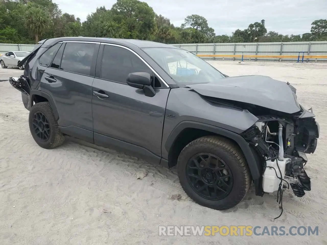4 Photograph of a damaged car 2T3H1RFV2NC180772 TOYOTA RAV4 2022