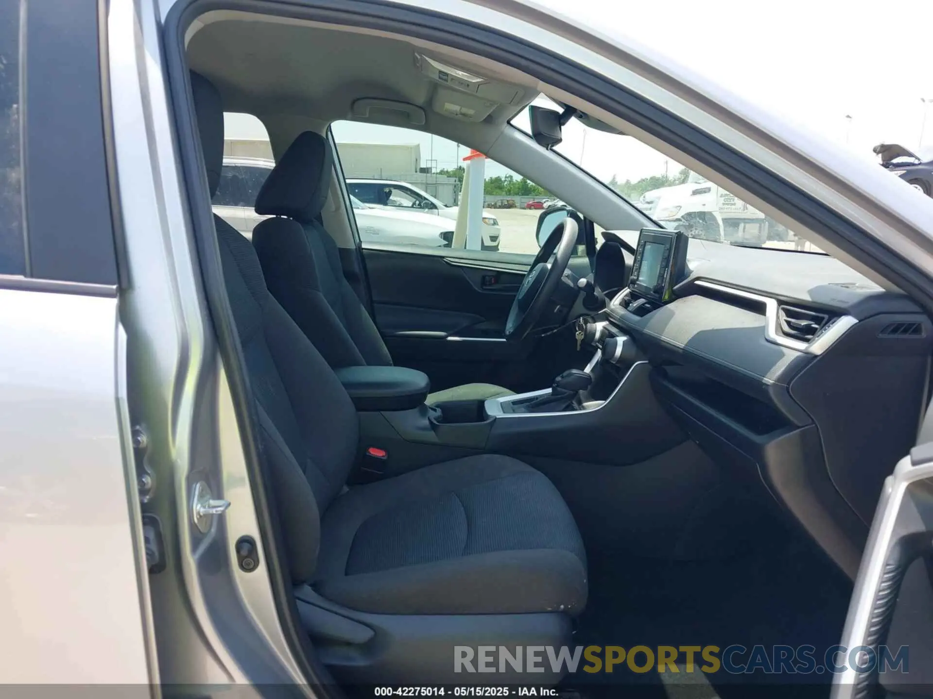 5 Photograph of a damaged car 2T3H1RFV2NC212569 TOYOTA RAV4 2022