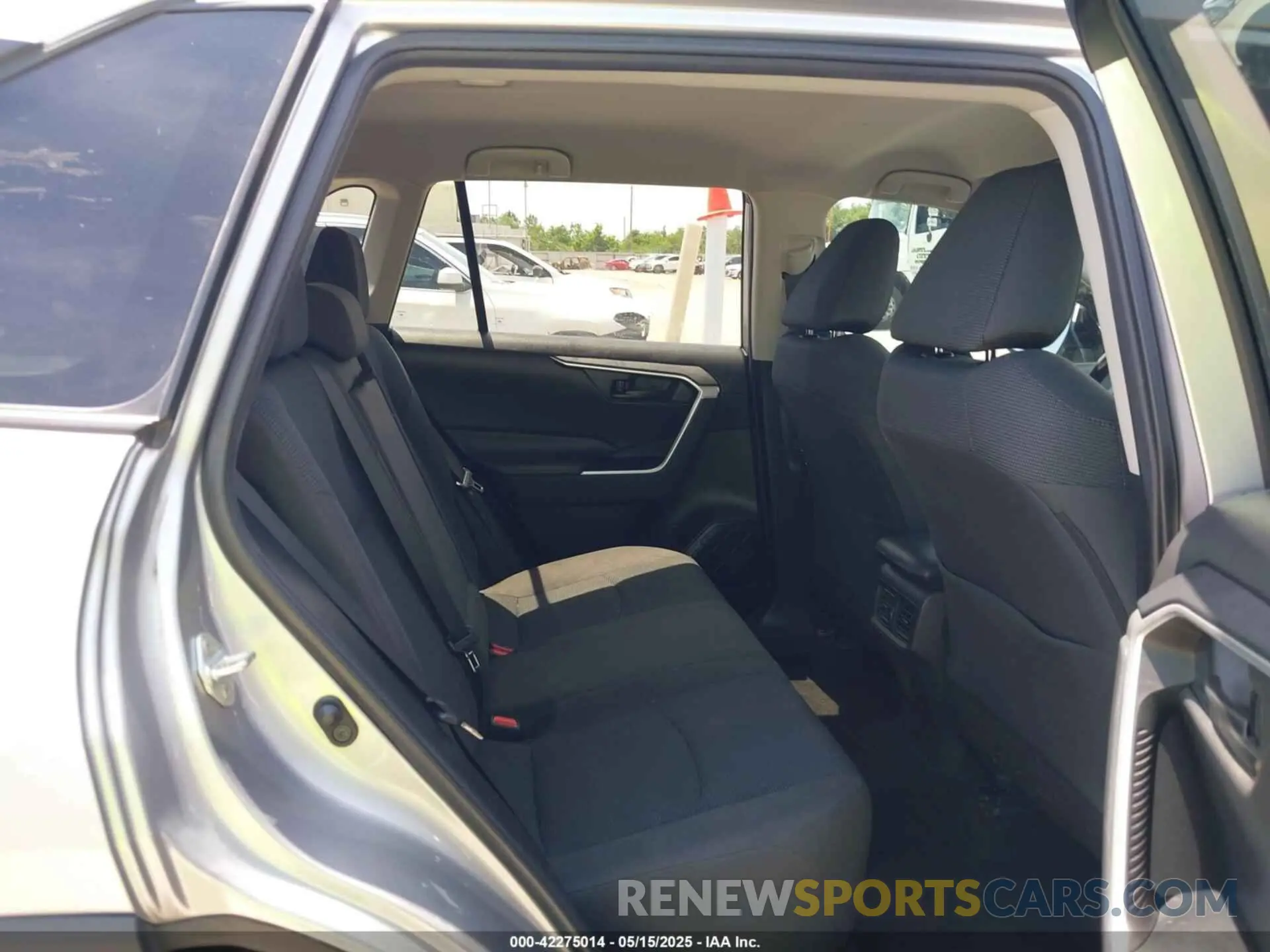 8 Photograph of a damaged car 2T3H1RFV2NC212569 TOYOTA RAV4 2022