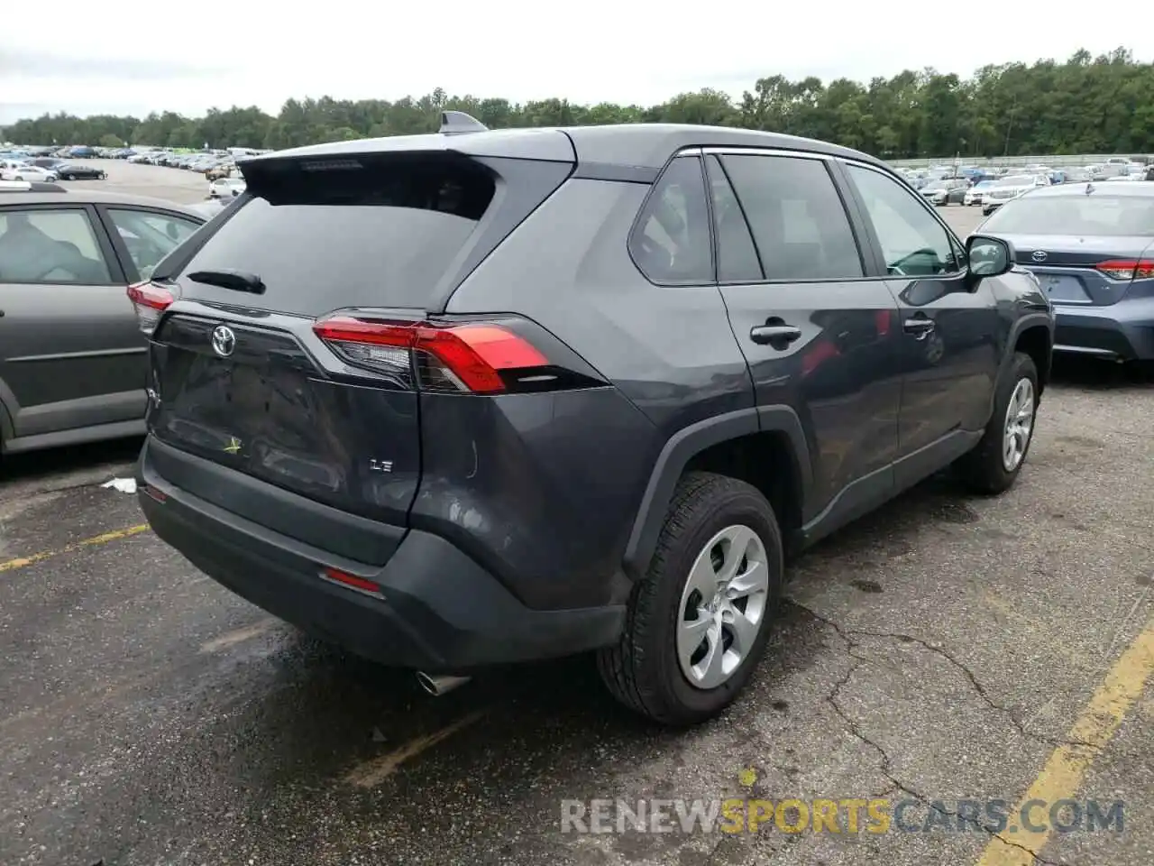 4 Photograph of a damaged car 2T3H1RFV2NW191317 TOYOTA RAV4 2022