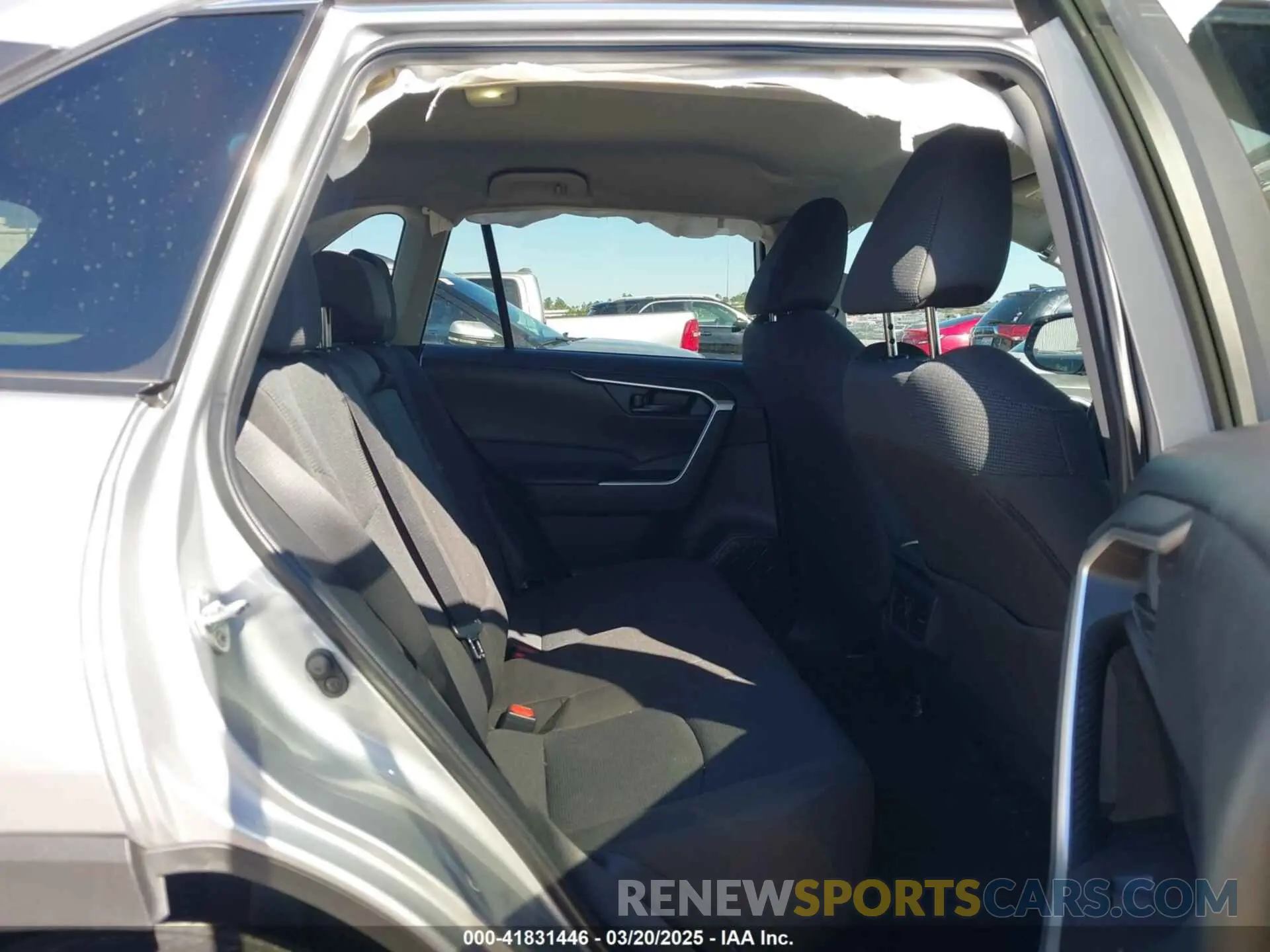8 Photograph of a damaged car 2T3H1RFV2NW221092 TOYOTA RAV4 2022