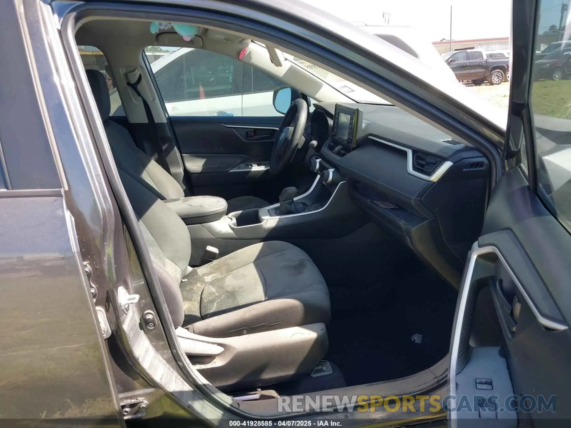 5 Photograph of a damaged car 2T3H1RFV3NC201287 TOYOTA RAV4 2022