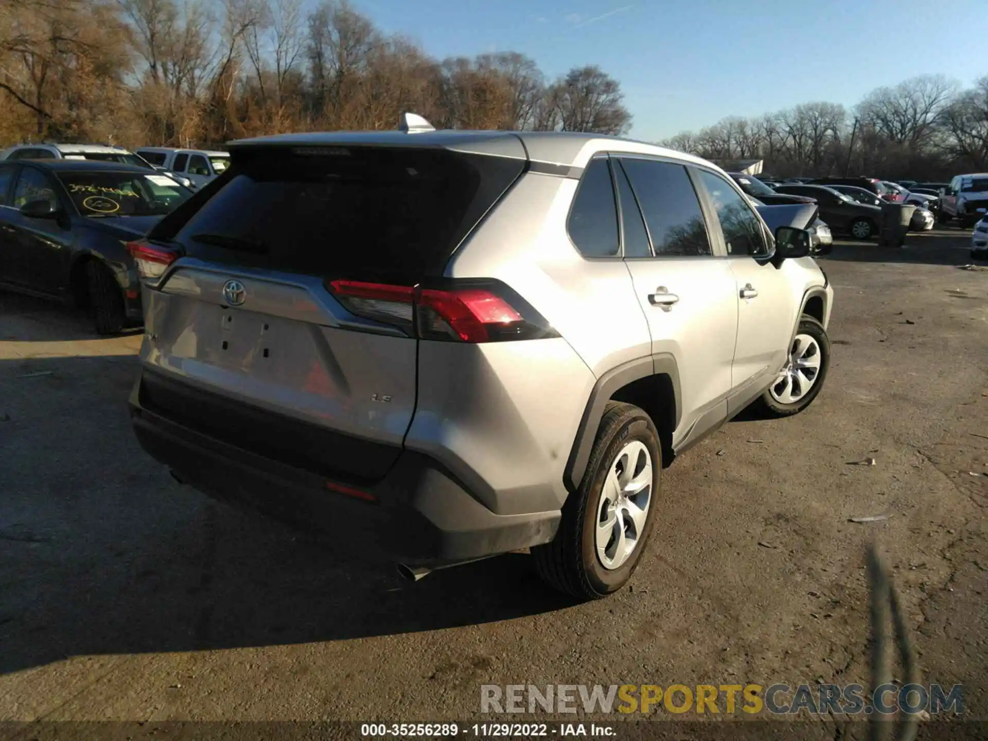 4 Photograph of a damaged car 2T3H1RFV3NW202115 TOYOTA RAV4 2022