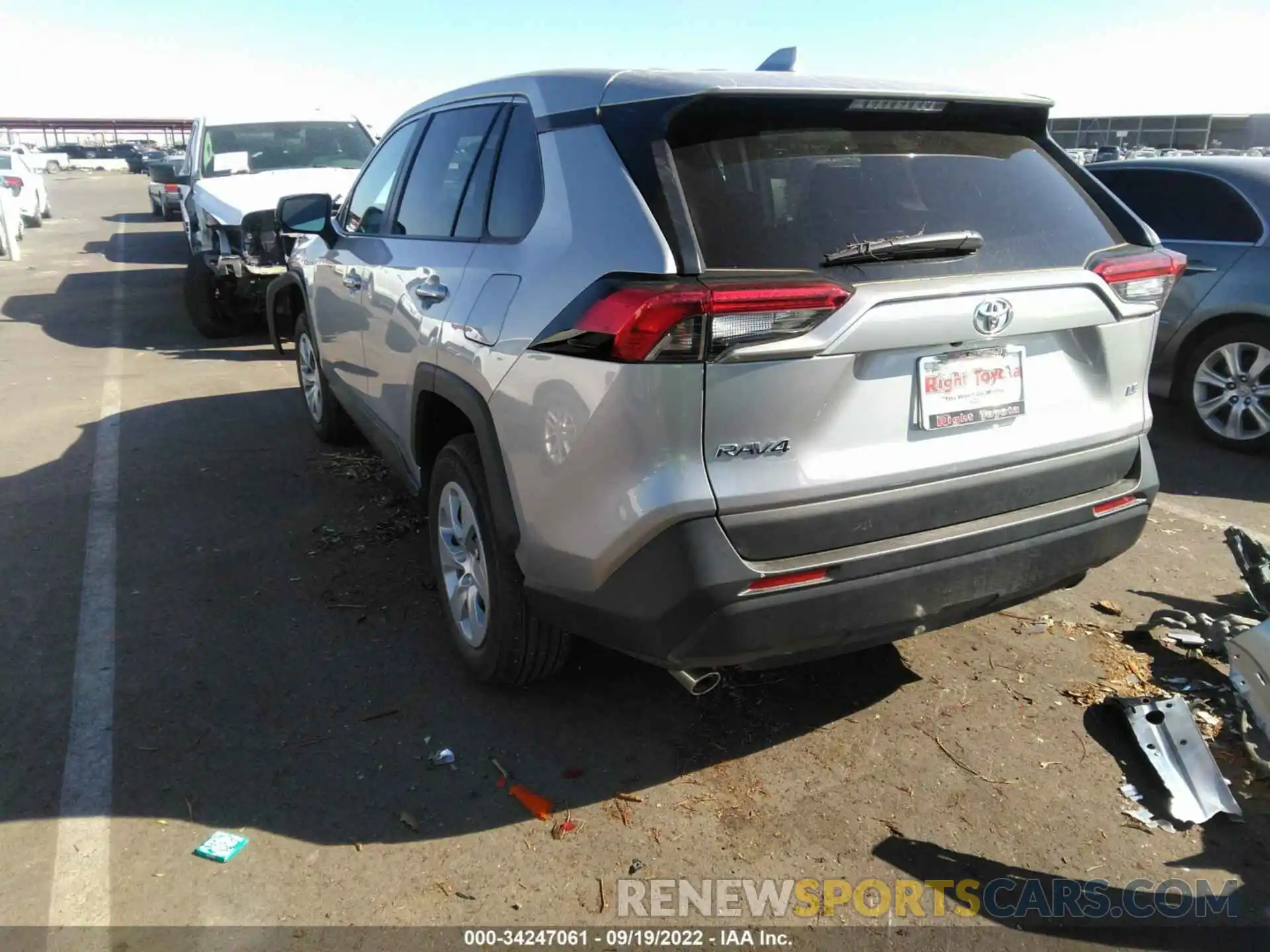 4 Photograph of a damaged car 2T3H1RFV5NW212144 TOYOTA RAV4 2022