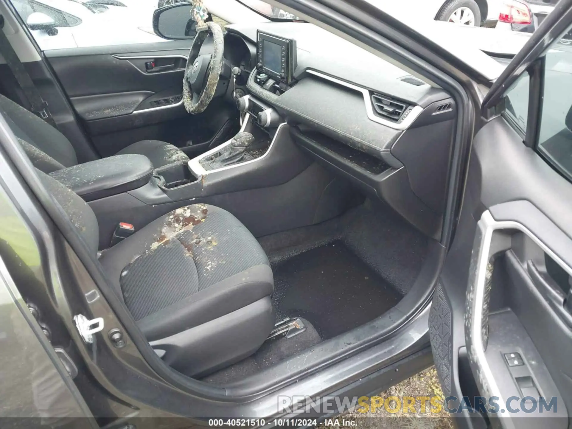 5 Photograph of a damaged car 2T3H1RFV6NC180984 TOYOTA RAV4 2022