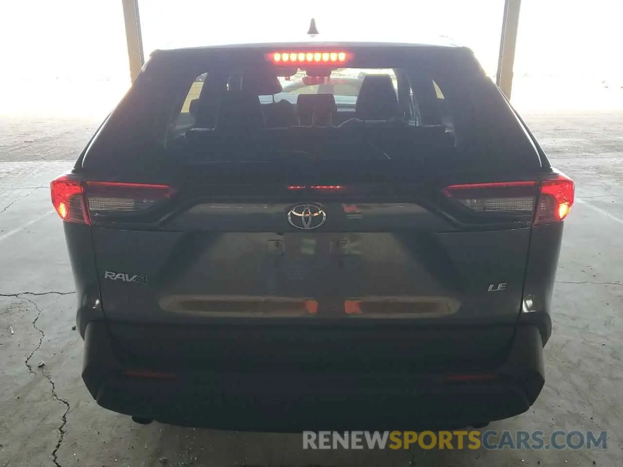 6 Photograph of a damaged car 2T3H1RFV7NC203771 TOYOTA RAV4 2022