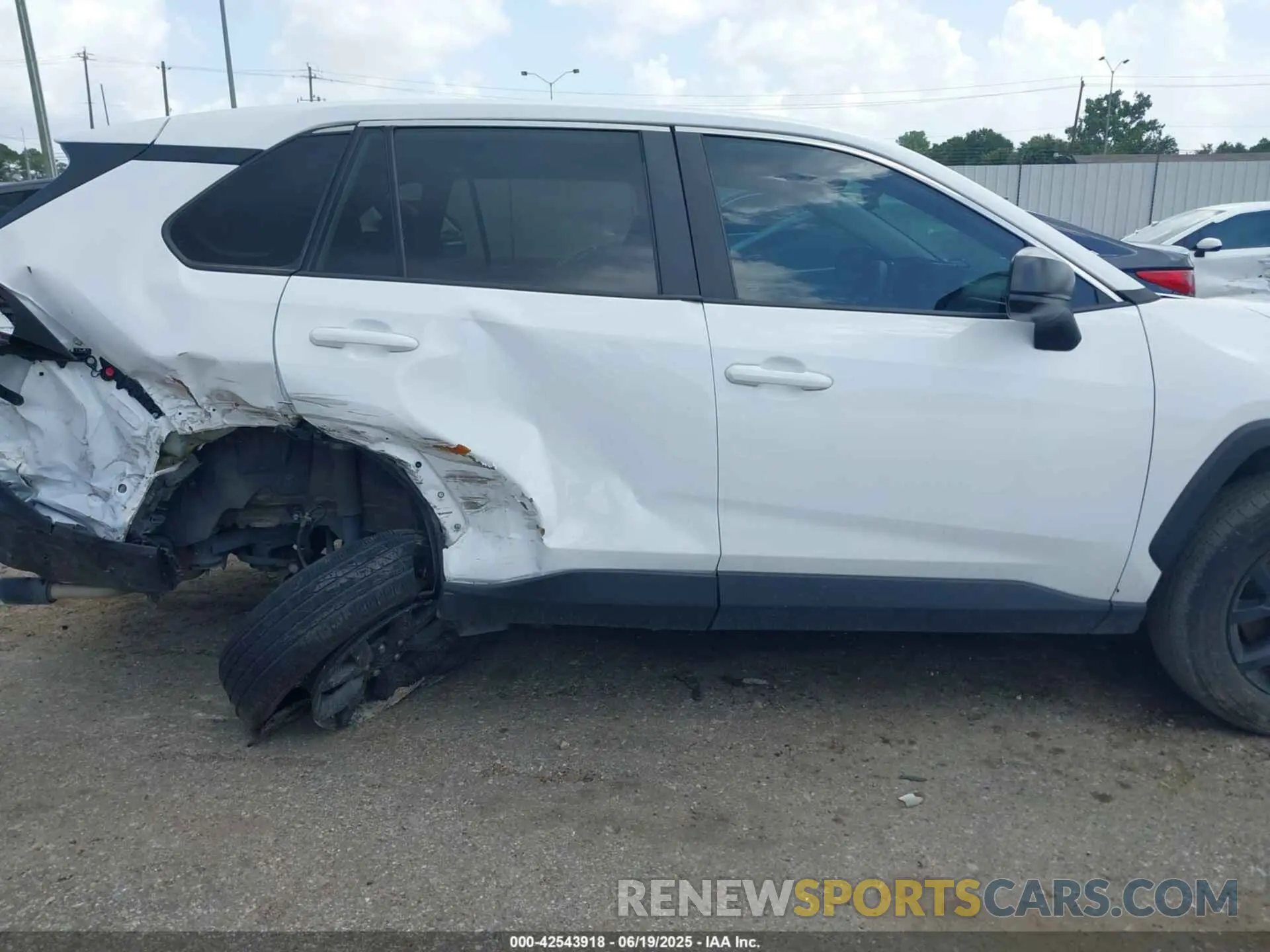 13 Photograph of a damaged car 2T3H1RFV7NW232492 TOYOTA RAV4 2022