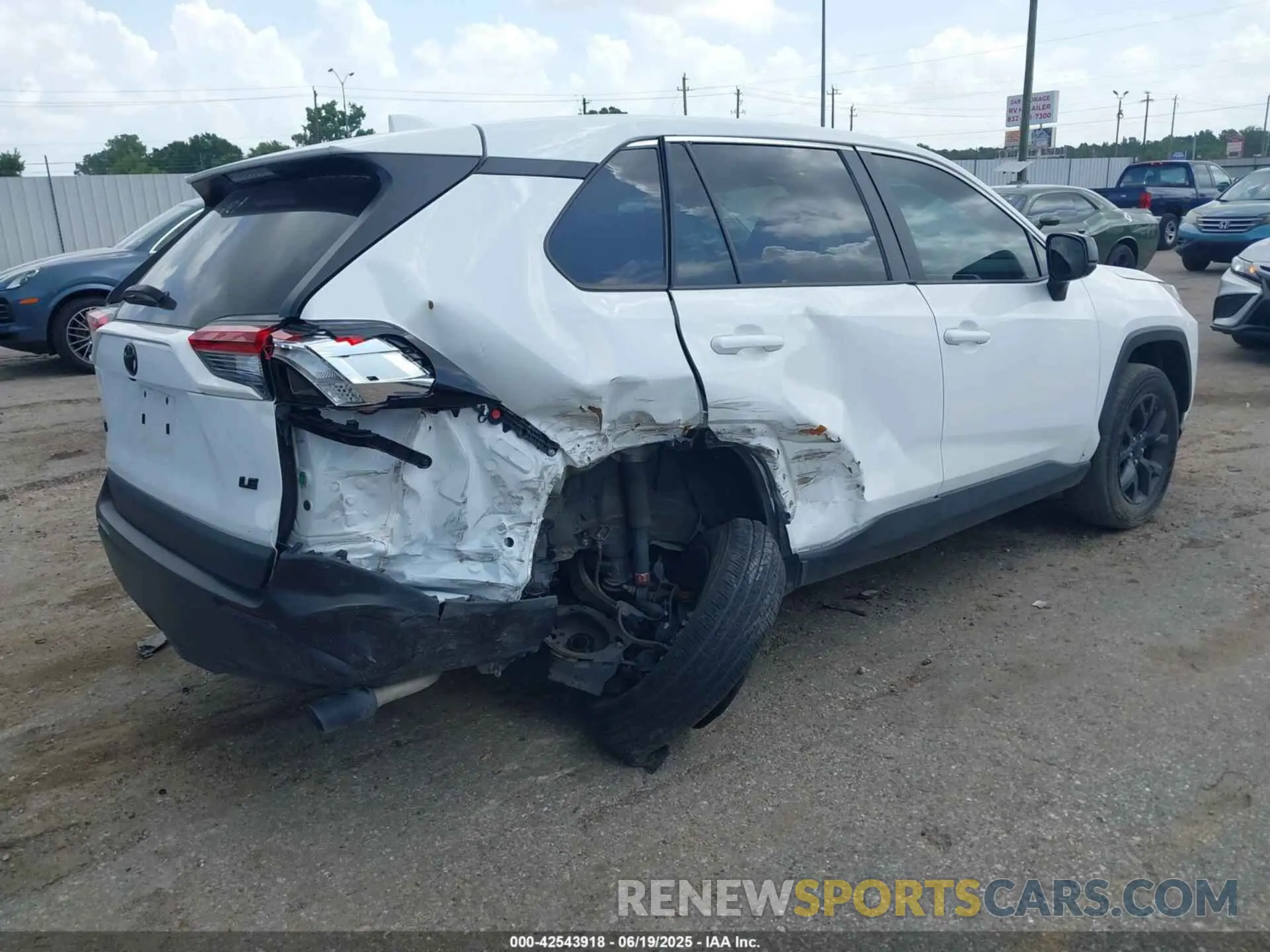 4 Photograph of a damaged car 2T3H1RFV7NW232492 TOYOTA RAV4 2022