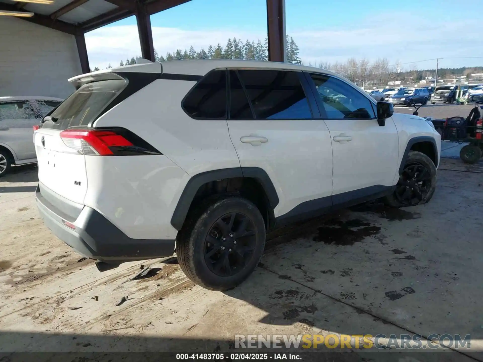 4 Photograph of a damaged car 2T3H1RFV8NC177097 TOYOTA RAV4 2022