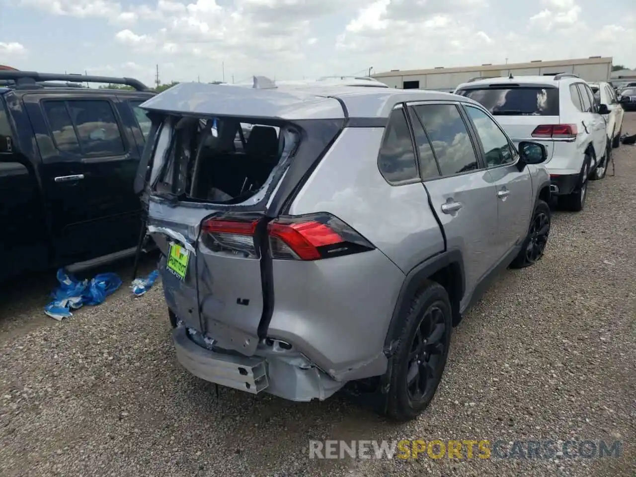 4 Photograph of a damaged car 2T3H1RFVXNC190661 TOYOTA RAV4 2022