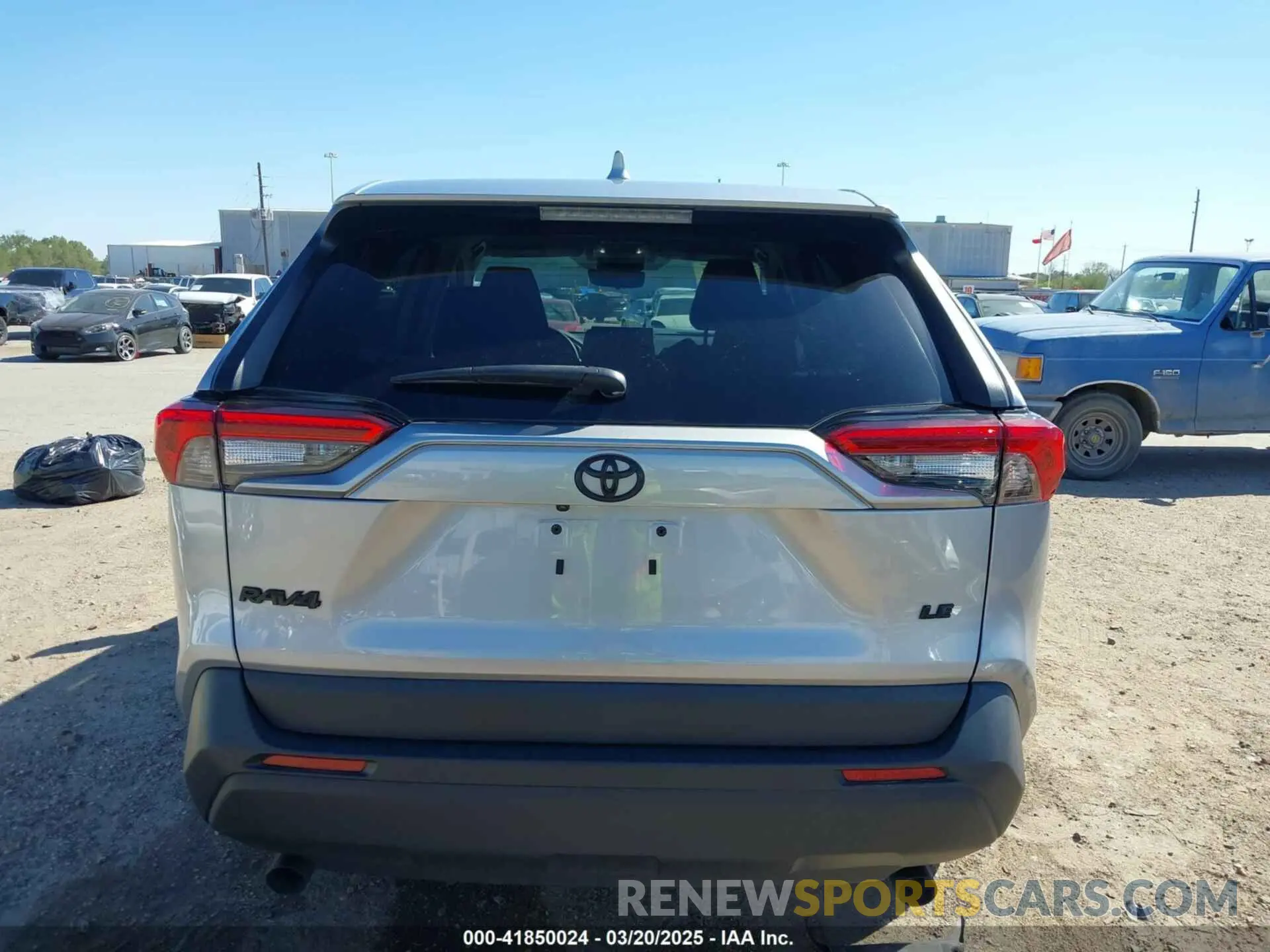 17 Photograph of a damaged car 2T3H1RFVXNC190806 TOYOTA RAV4 2022