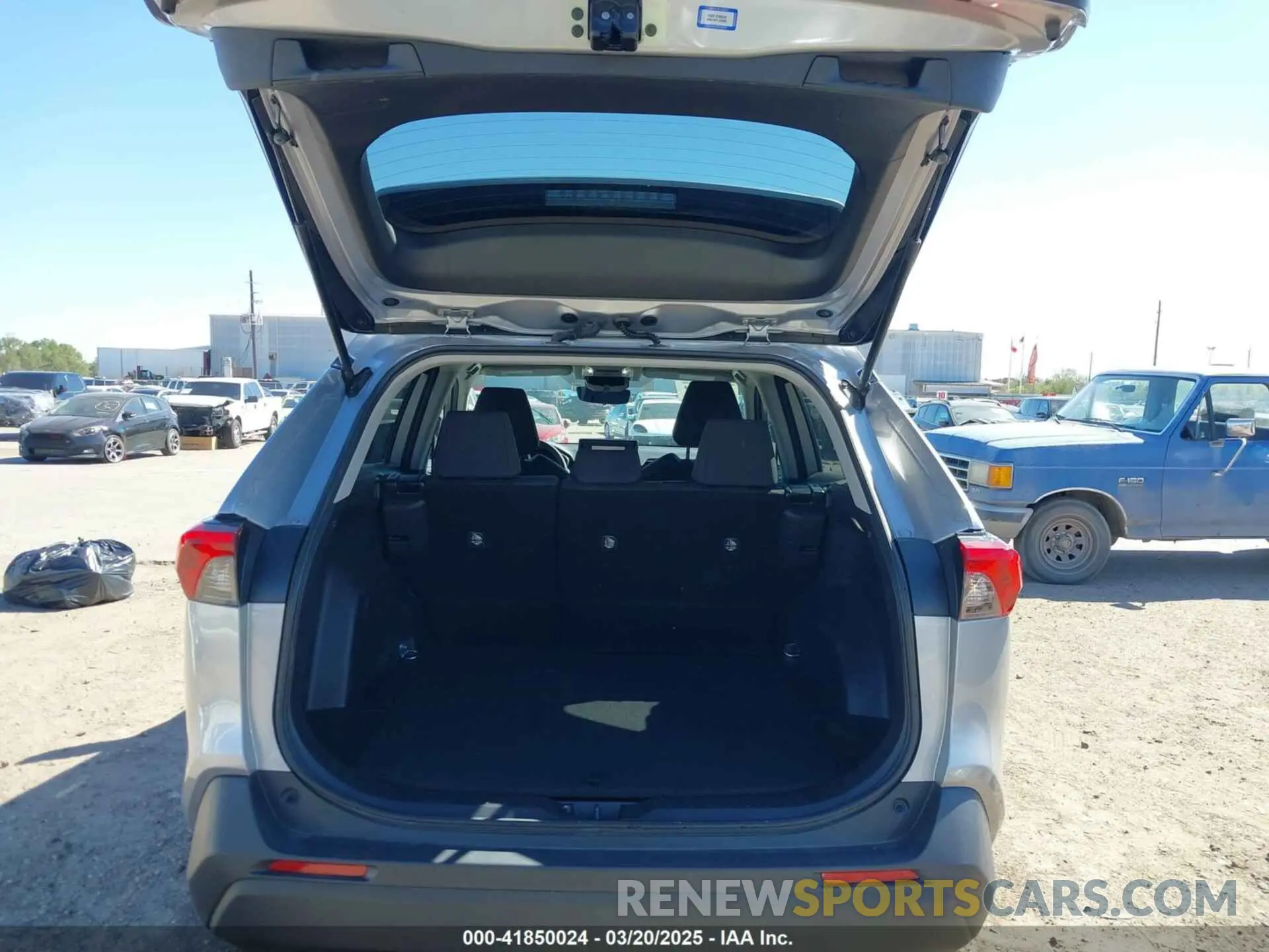 18 Photograph of a damaged car 2T3H1RFVXNC190806 TOYOTA RAV4 2022