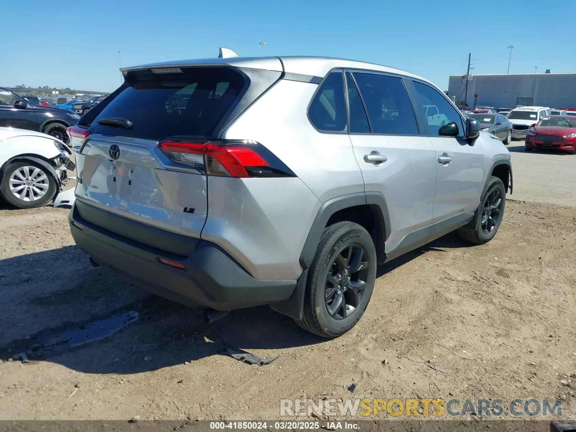 4 Photograph of a damaged car 2T3H1RFVXNC190806 TOYOTA RAV4 2022