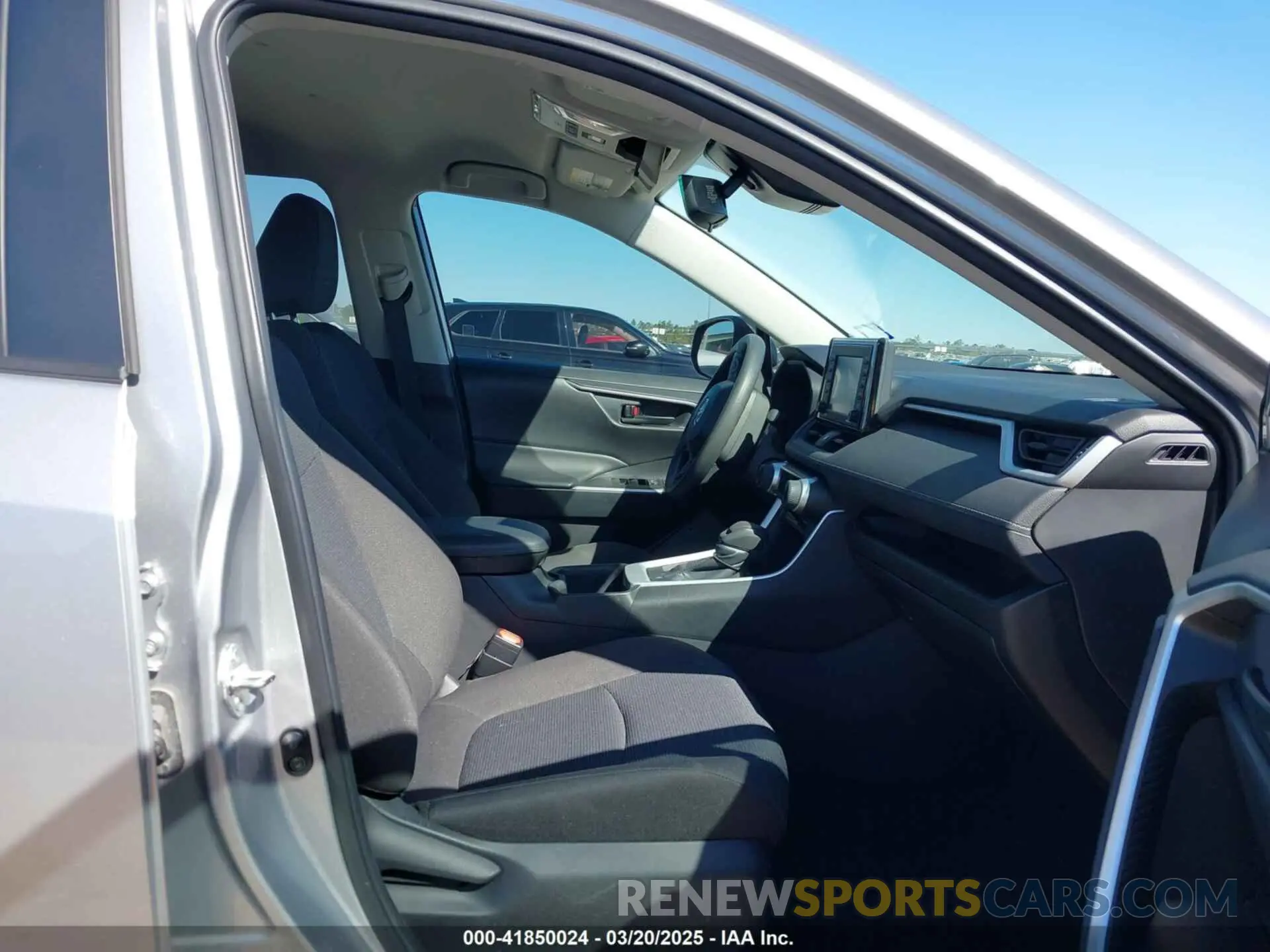 5 Photograph of a damaged car 2T3H1RFVXNC190806 TOYOTA RAV4 2022