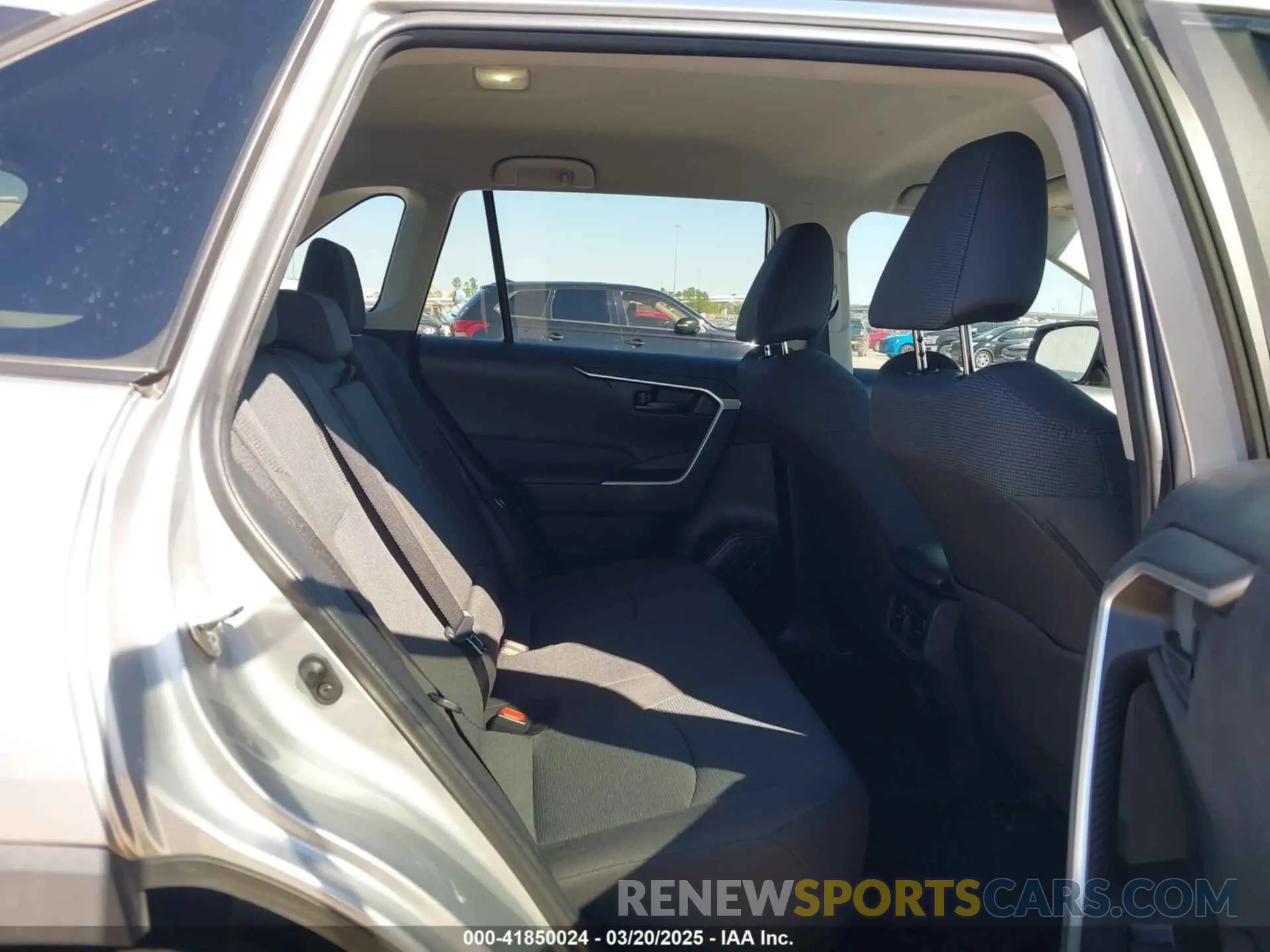 8 Photograph of a damaged car 2T3H1RFVXNC190806 TOYOTA RAV4 2022