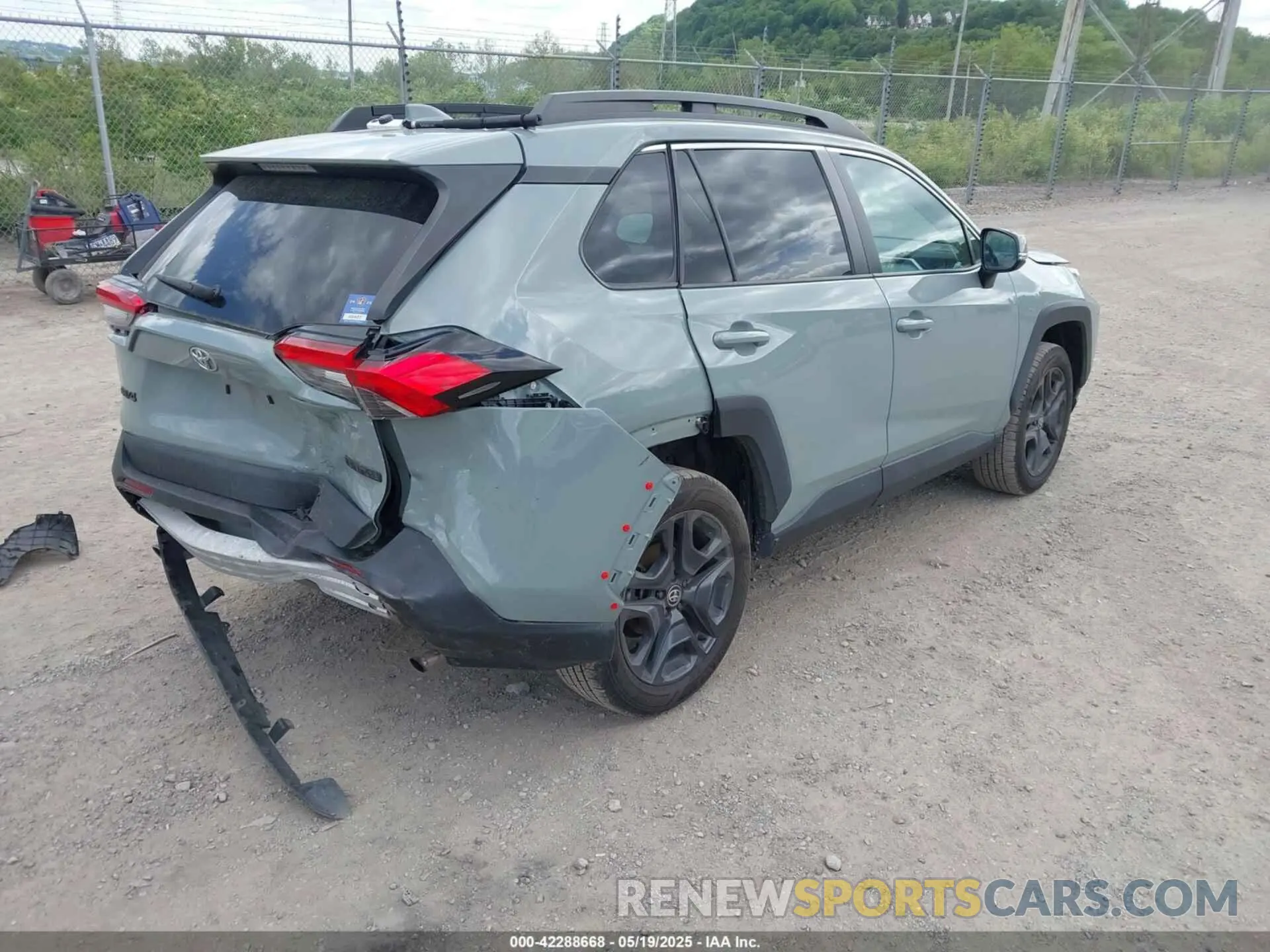 4 Photograph of a damaged car 2T3J1RFV2NW267281 TOYOTA RAV4 2022