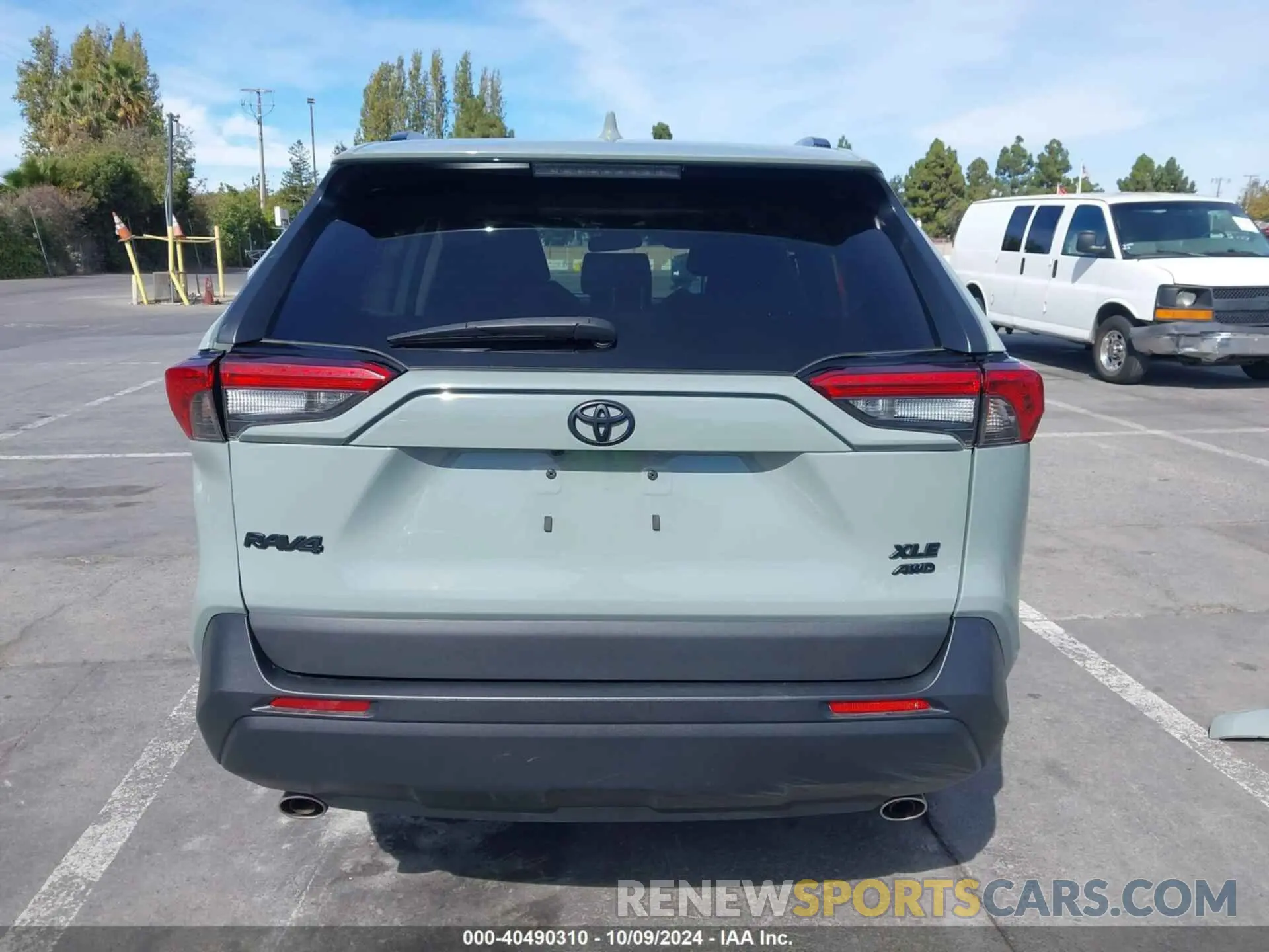 17 Photograph of a damaged car 2T3P1RFV0NW296949 TOYOTA RAV4 2022