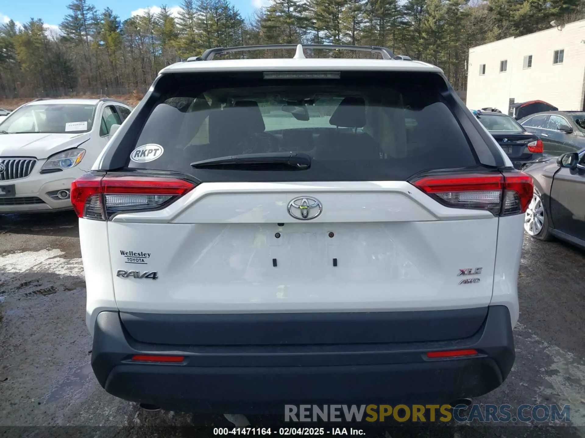17 Photograph of a damaged car 2T3P1RFV1NW325228 TOYOTA RAV4 2022