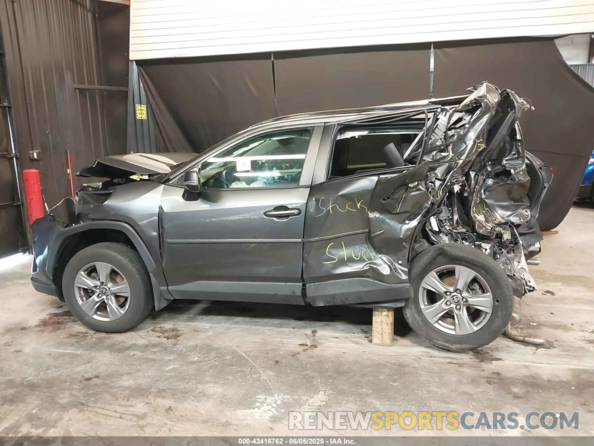 15 Photograph of a damaged car 2T3P1RFV2NC302770 TOYOTA RAV4 2022
