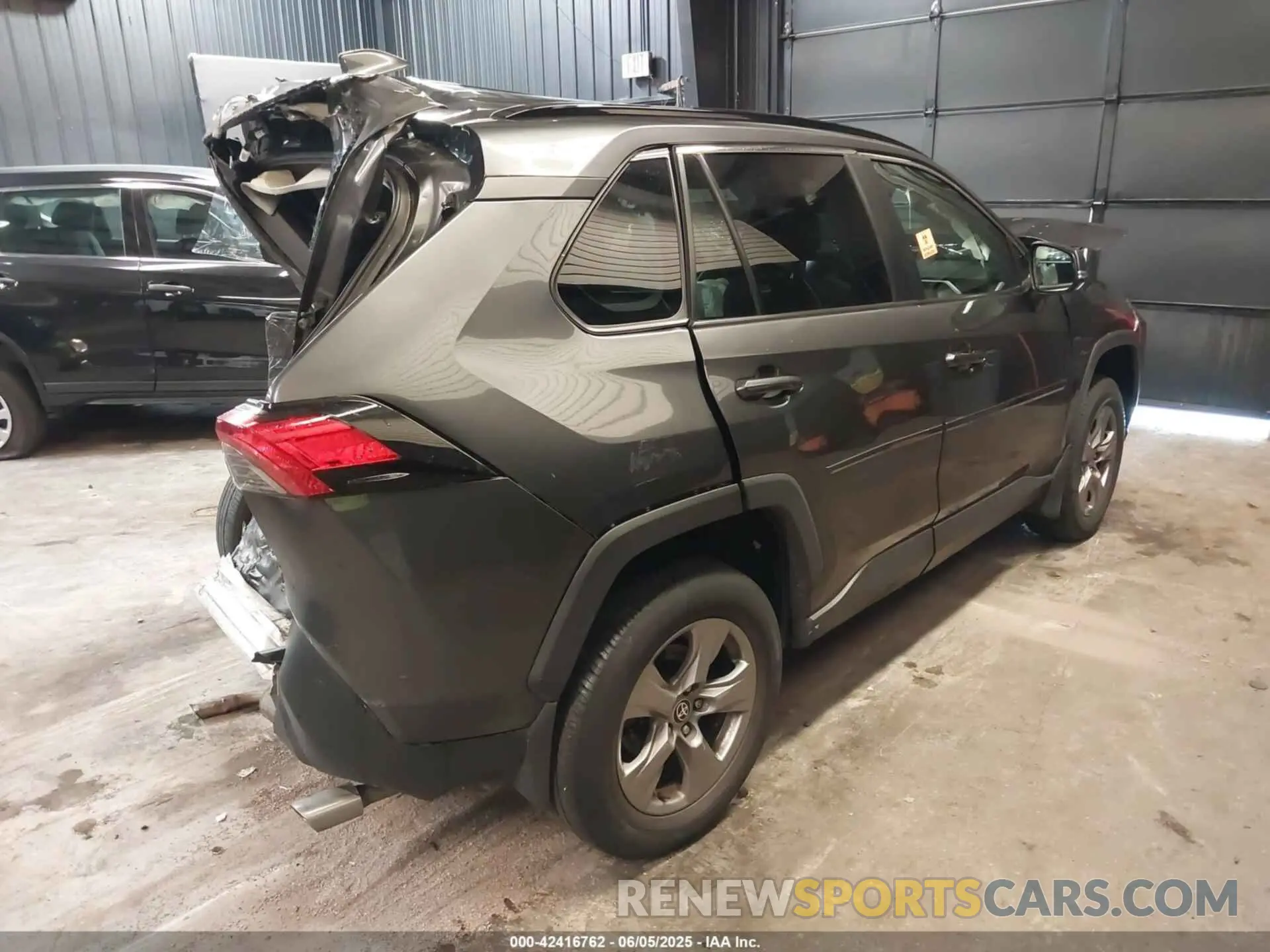 4 Photograph of a damaged car 2T3P1RFV2NC302770 TOYOTA RAV4 2022