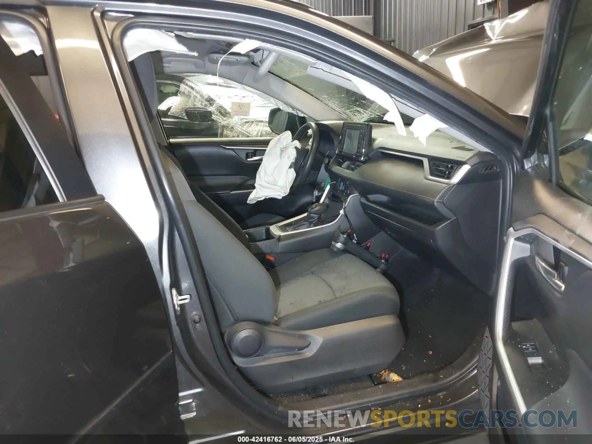 5 Photograph of a damaged car 2T3P1RFV2NC302770 TOYOTA RAV4 2022