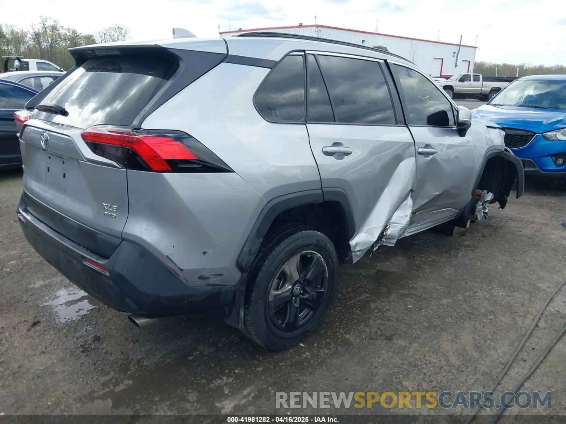 4 Photograph of a damaged car 2T3P1RFV2NC316877 TOYOTA RAV4 2022