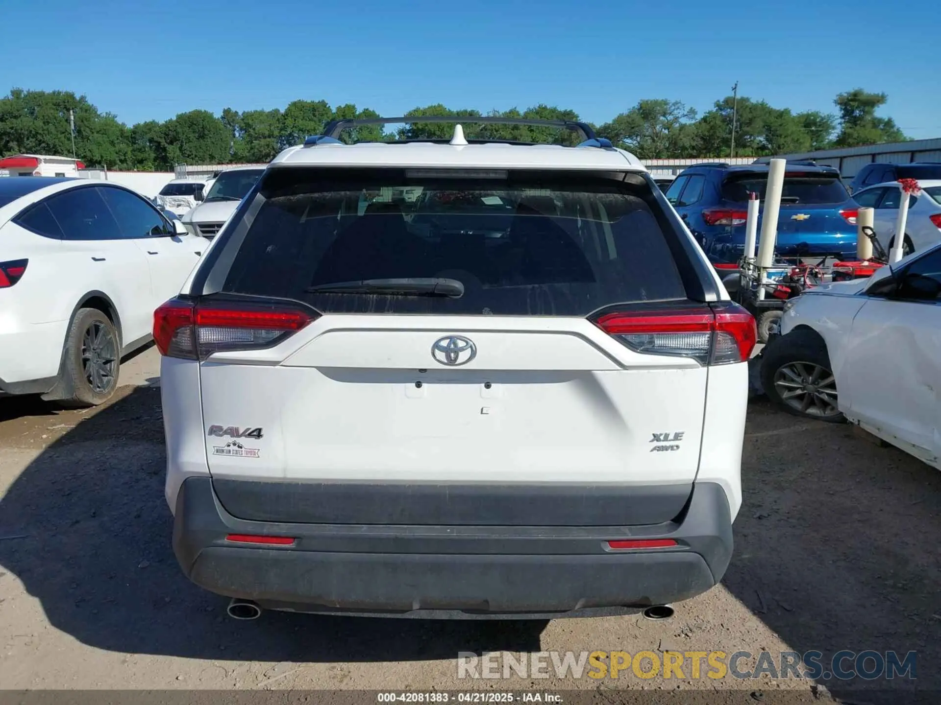 16 Photograph of a damaged car 2T3P1RFV3NC286143 TOYOTA RAV4 2022
