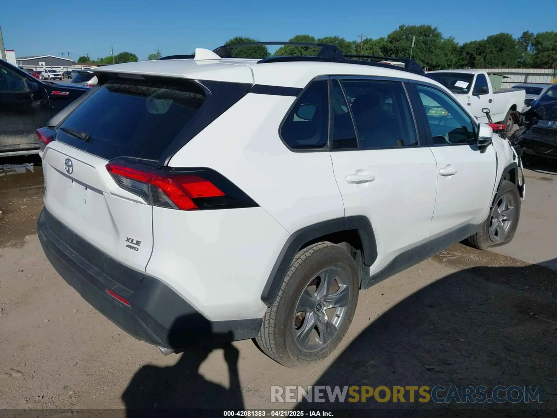 4 Photograph of a damaged car 2T3P1RFV3NC286143 TOYOTA RAV4 2022