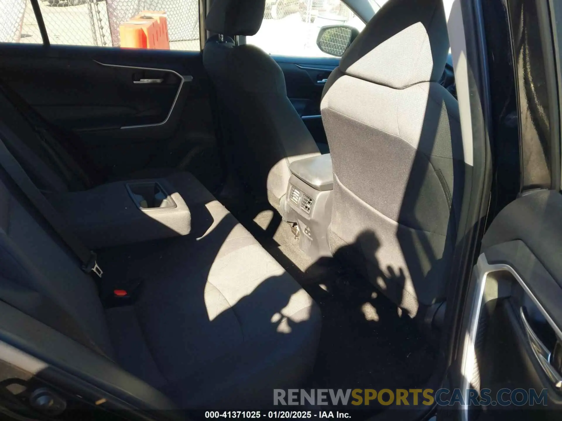 8 Photograph of a damaged car 2T3P1RFV4NW298218 TOYOTA RAV4 2022