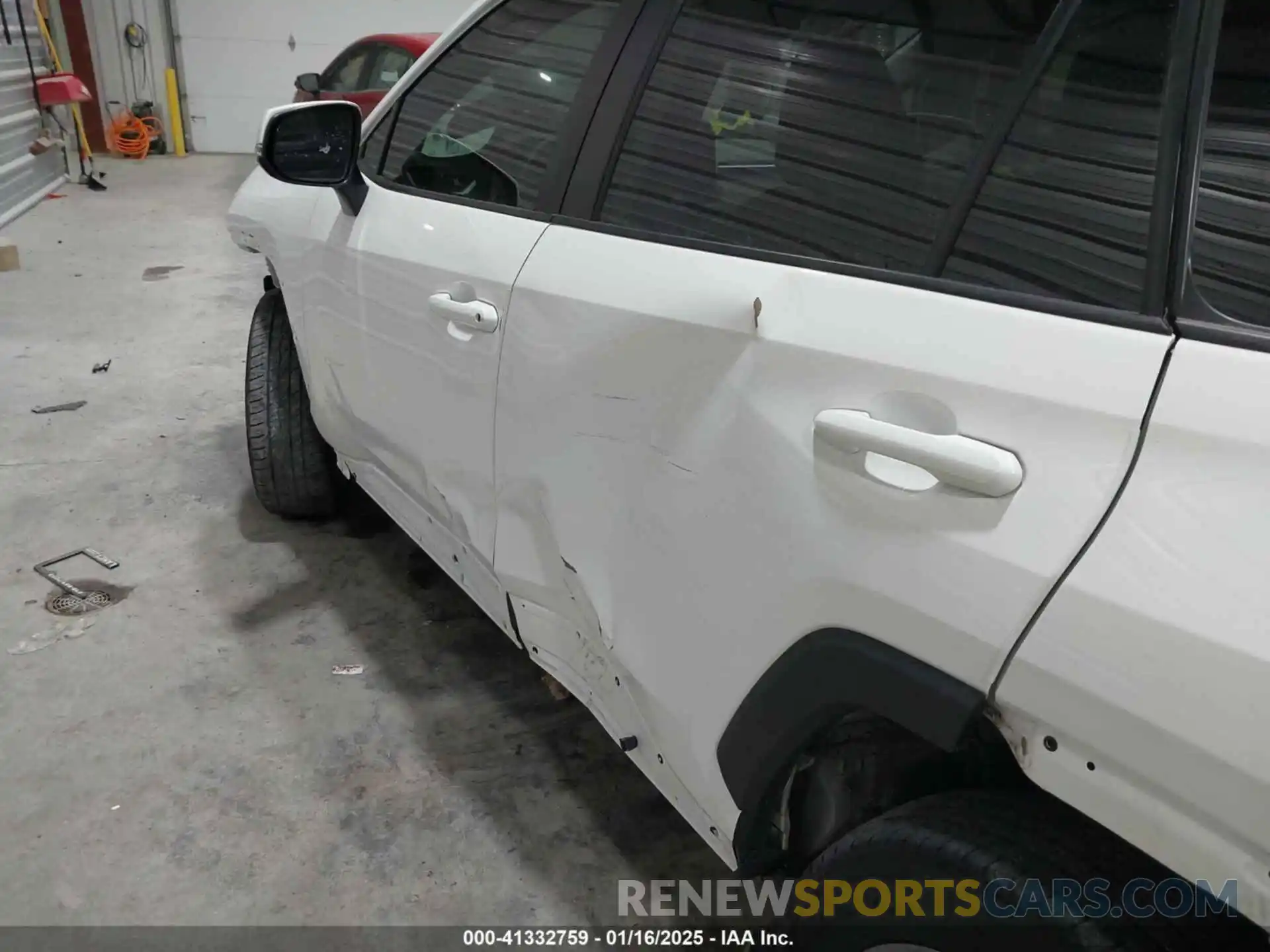 18 Photograph of a damaged car 2T3P1RFV5NC283986 TOYOTA RAV4 2022