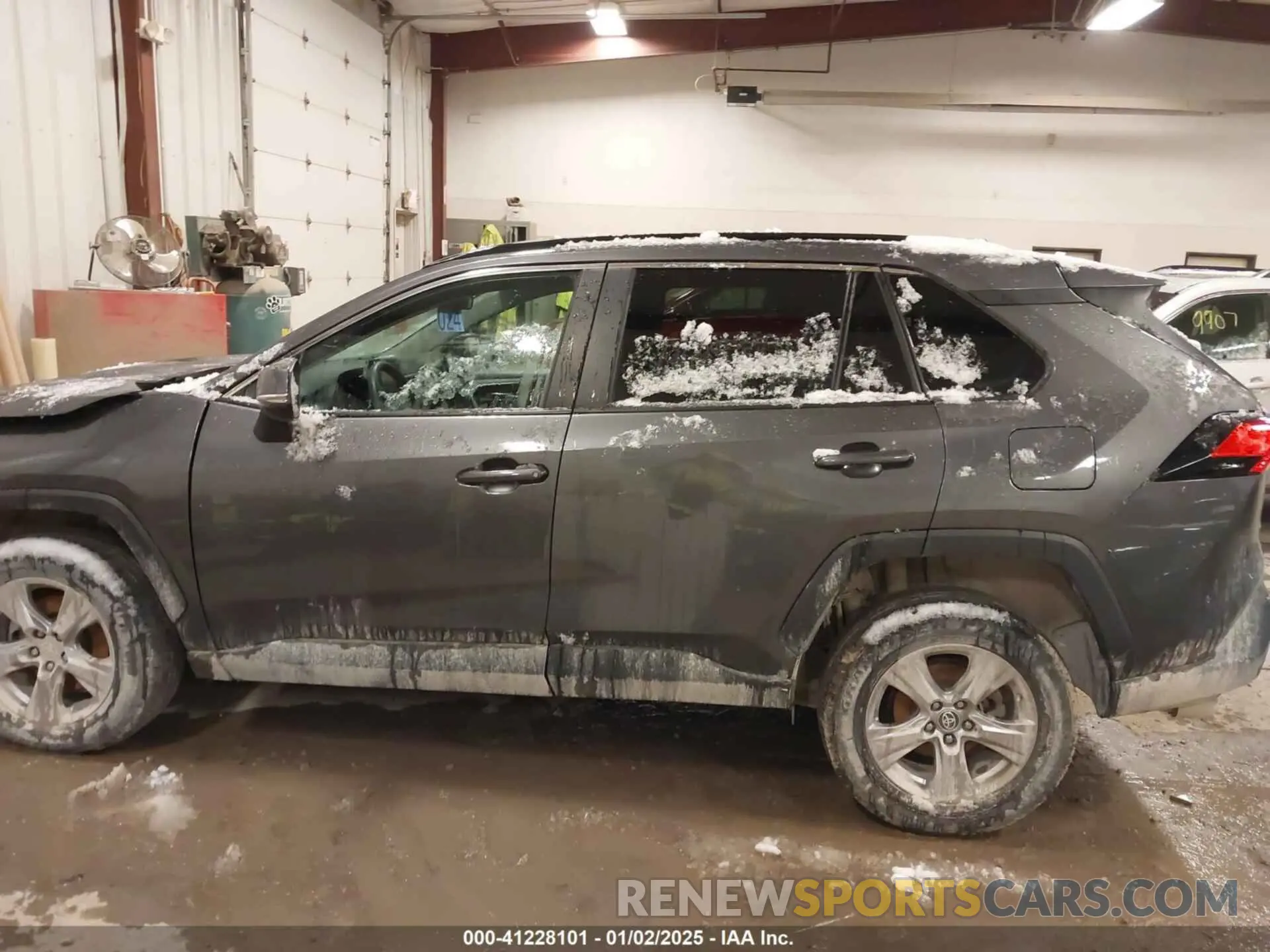 14 Photograph of a damaged car 2T3P1RFV5NC303833 TOYOTA RAV4 2022